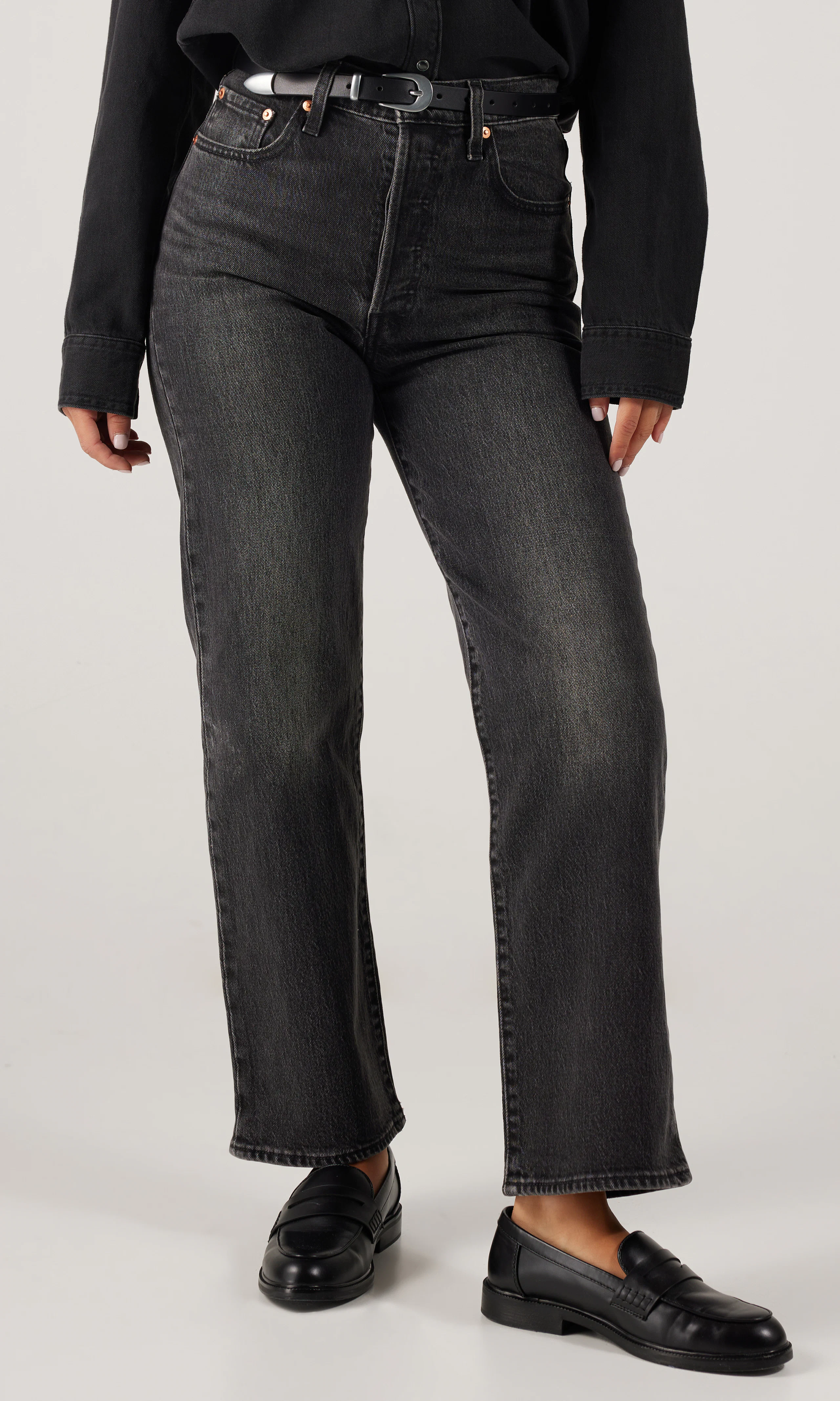 Ribcage Straight Ankle Mörkgrå Jeans. Front. Model.