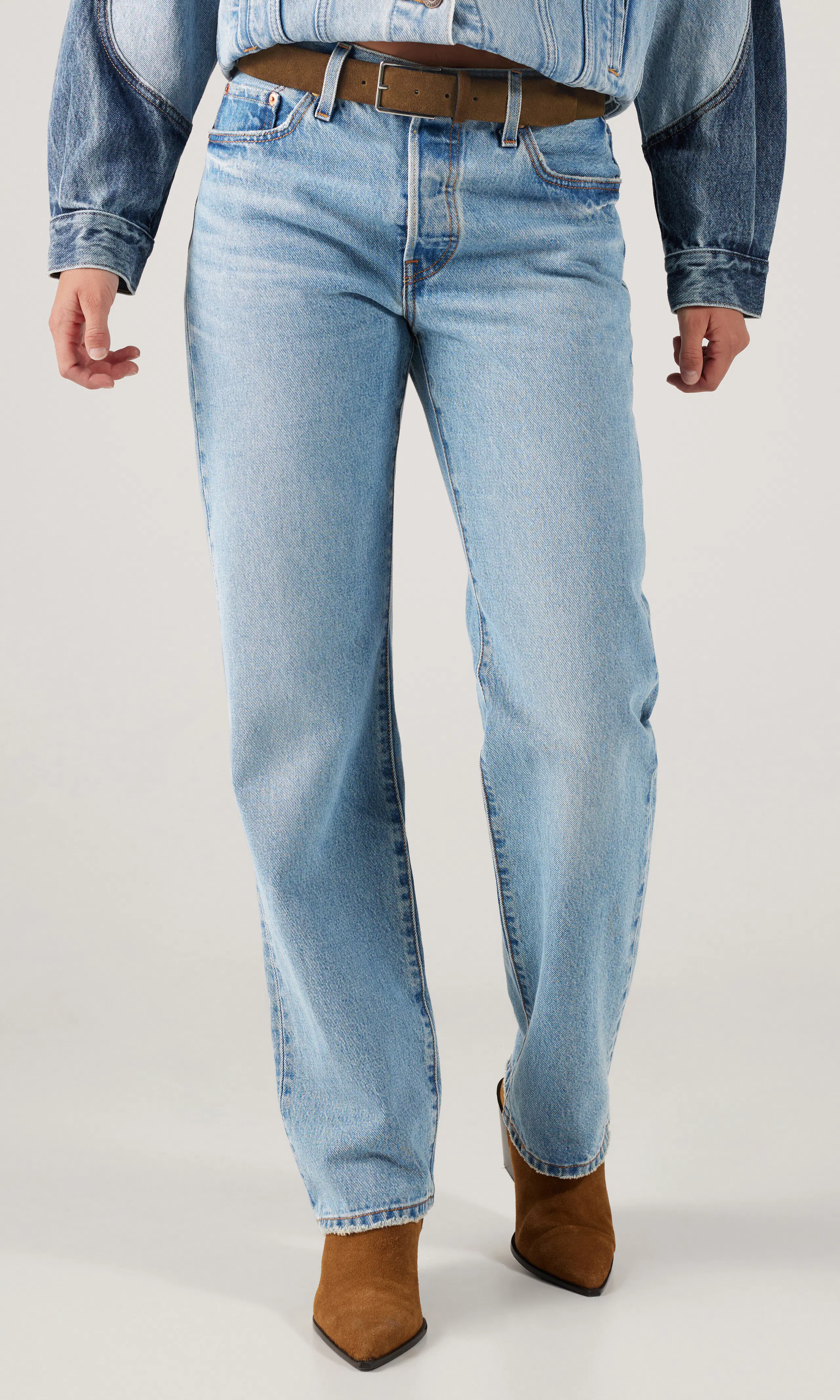 501® '90s Lys blå Jeans. Front. Model.