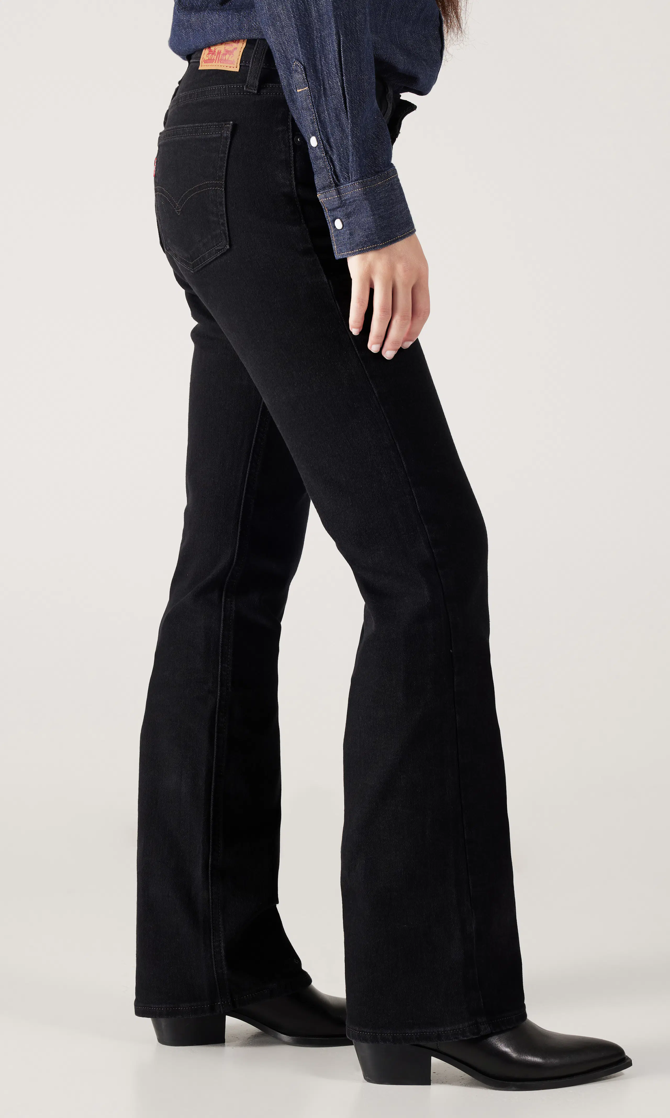 Superlow Boot Svart Jeans. Front 2. Model.