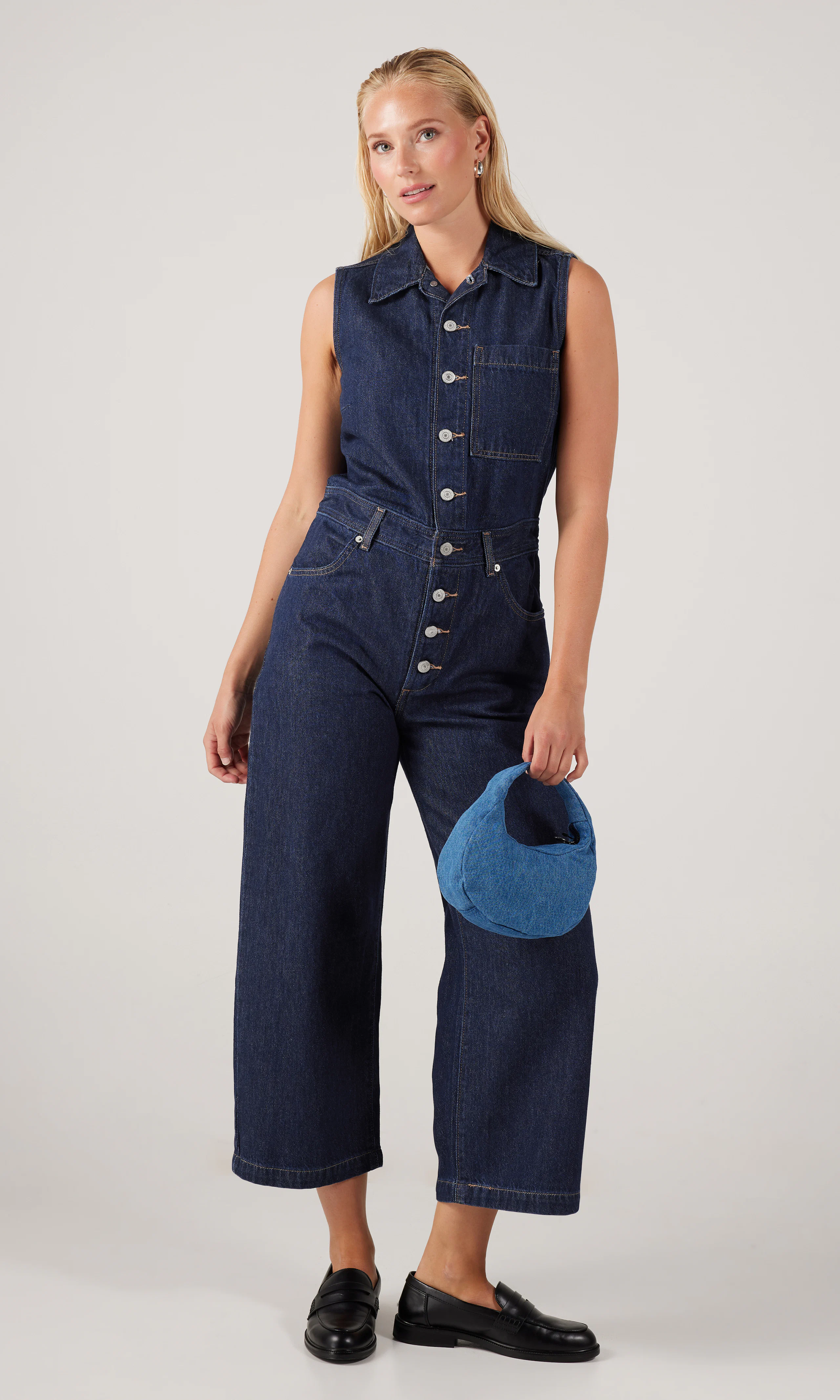 Sleeveless Mørk Blå Jumpsuit. Front. Model.