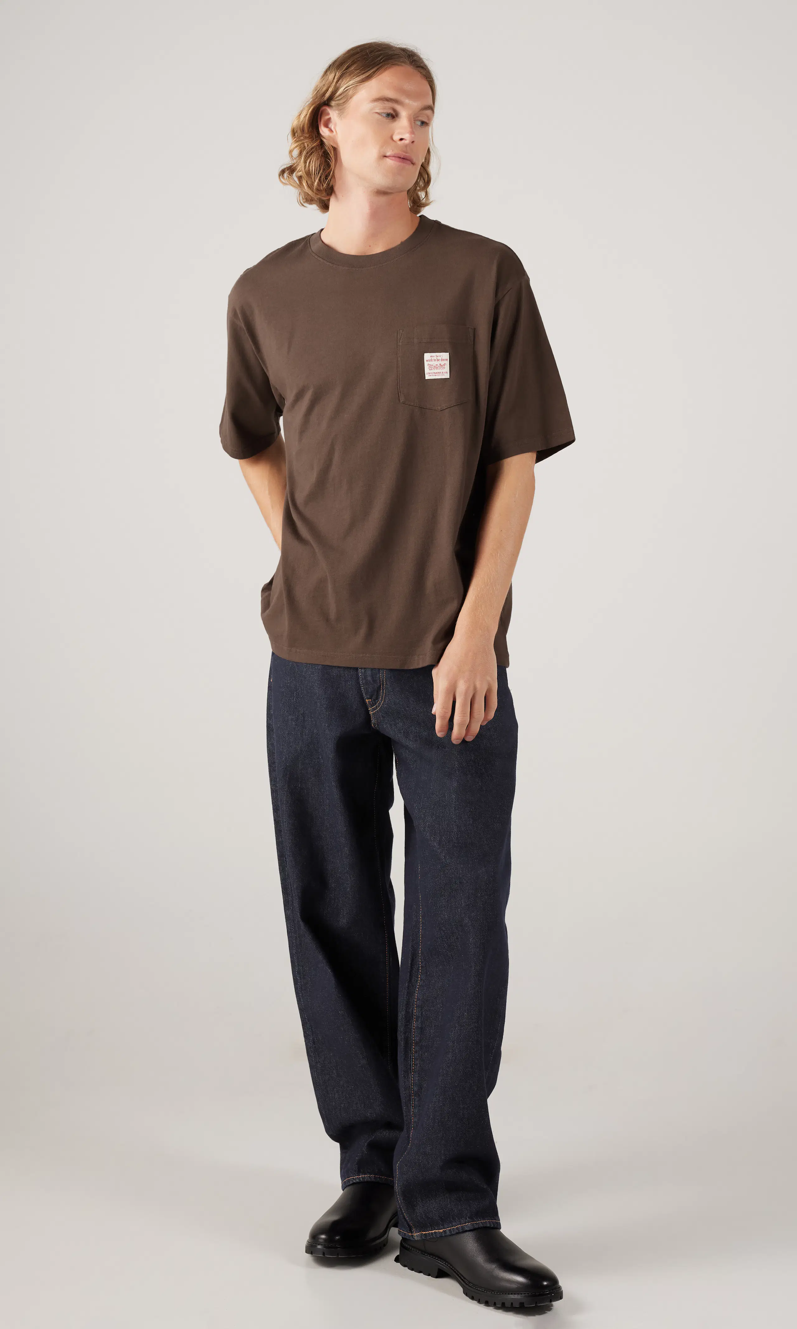 Workwear Tee Brun T-Skjorte. Front 1. Model.