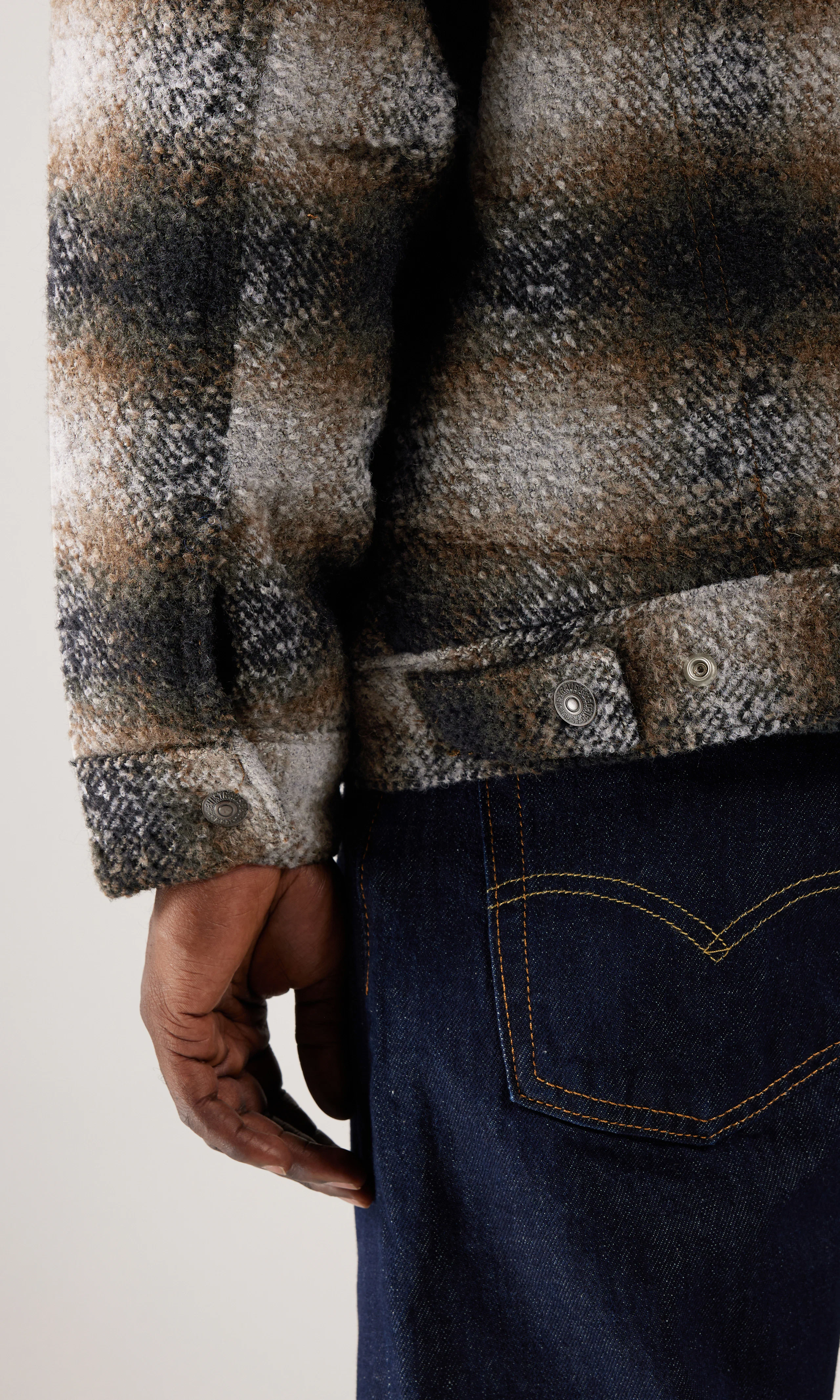 Relaxed Sherpa Trucker Ruudullinen Takki. Detail 2. Model.