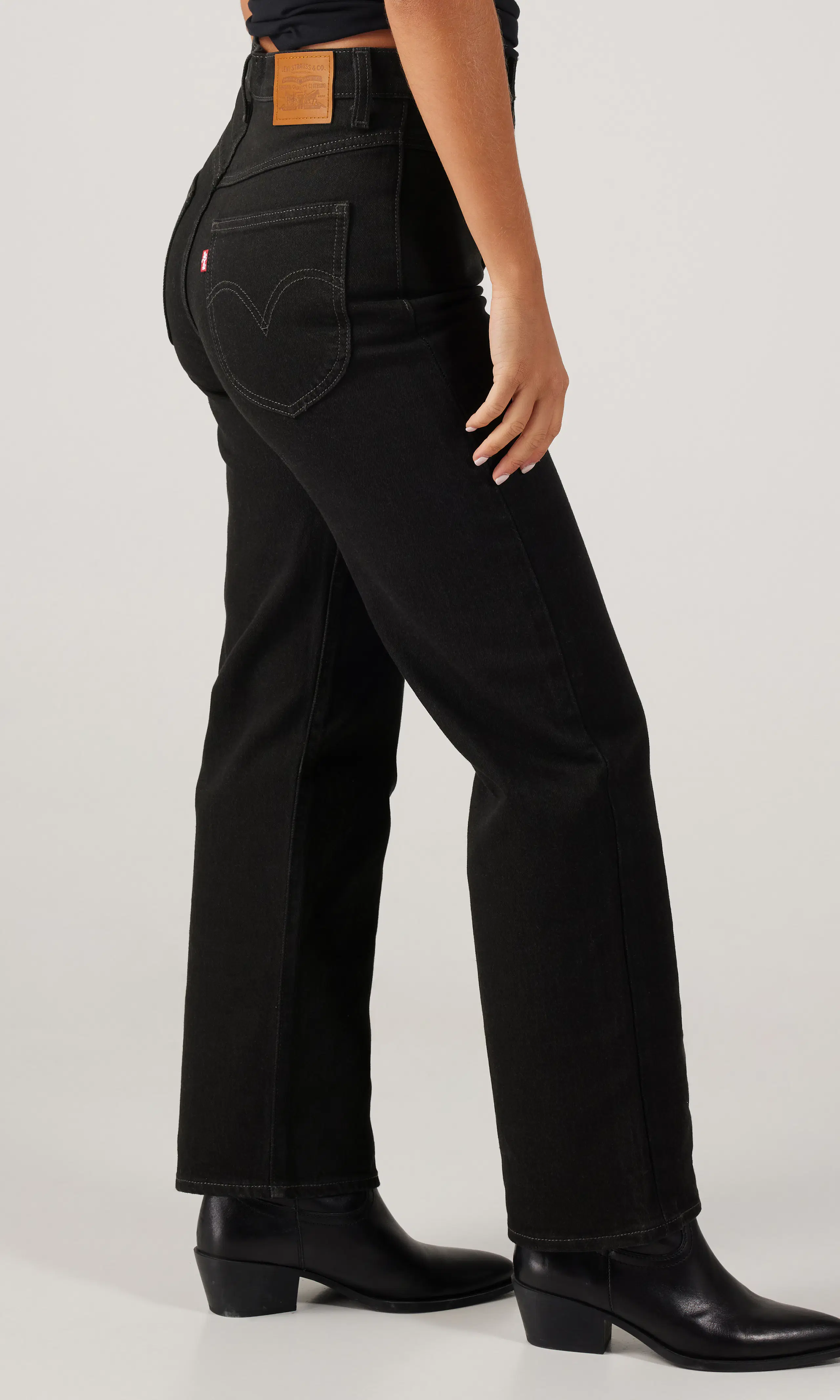 Ribcage Western Yoke Svarta Jeans. Front 2. Model.