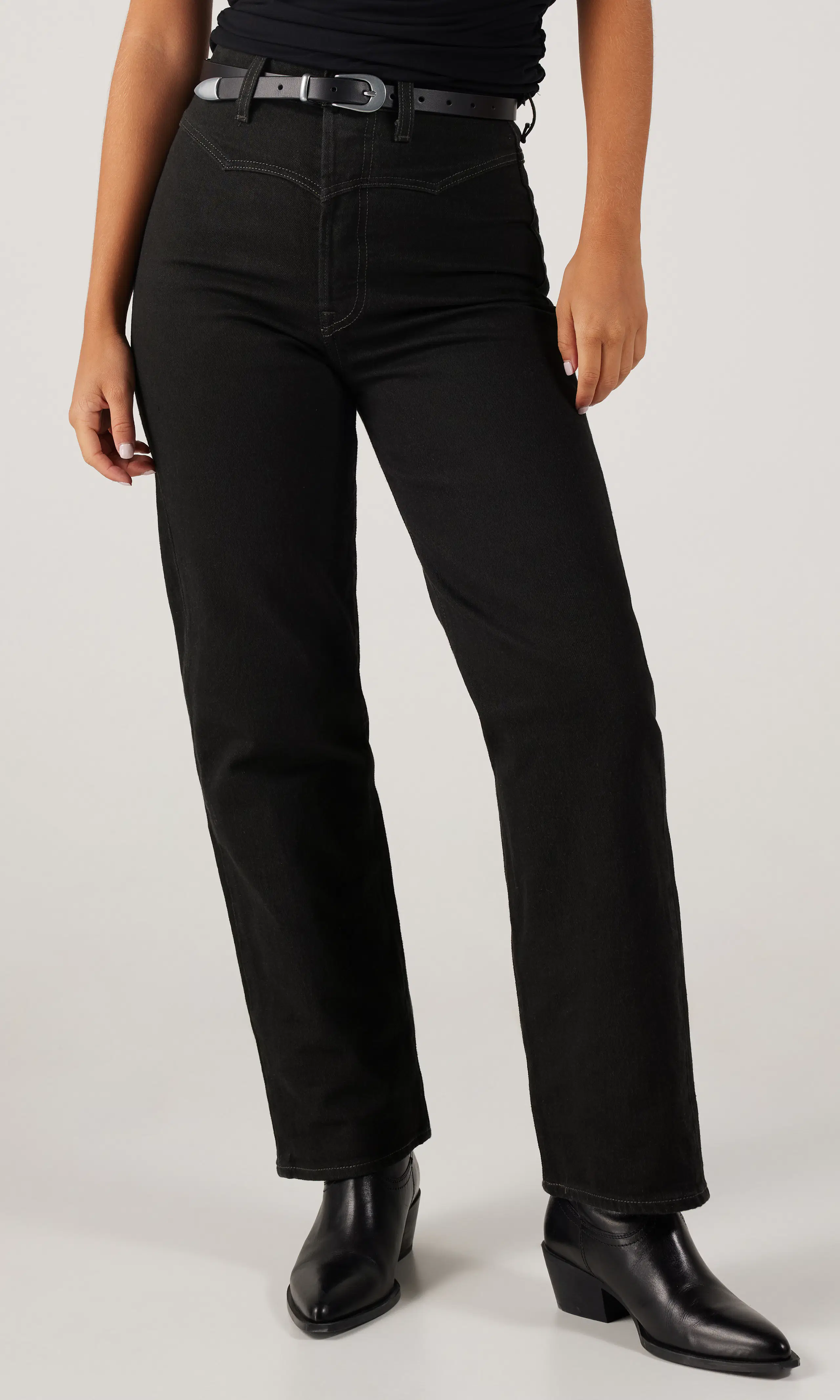 Ribcage Western Yoke Svarta Jeans. Front. Model.