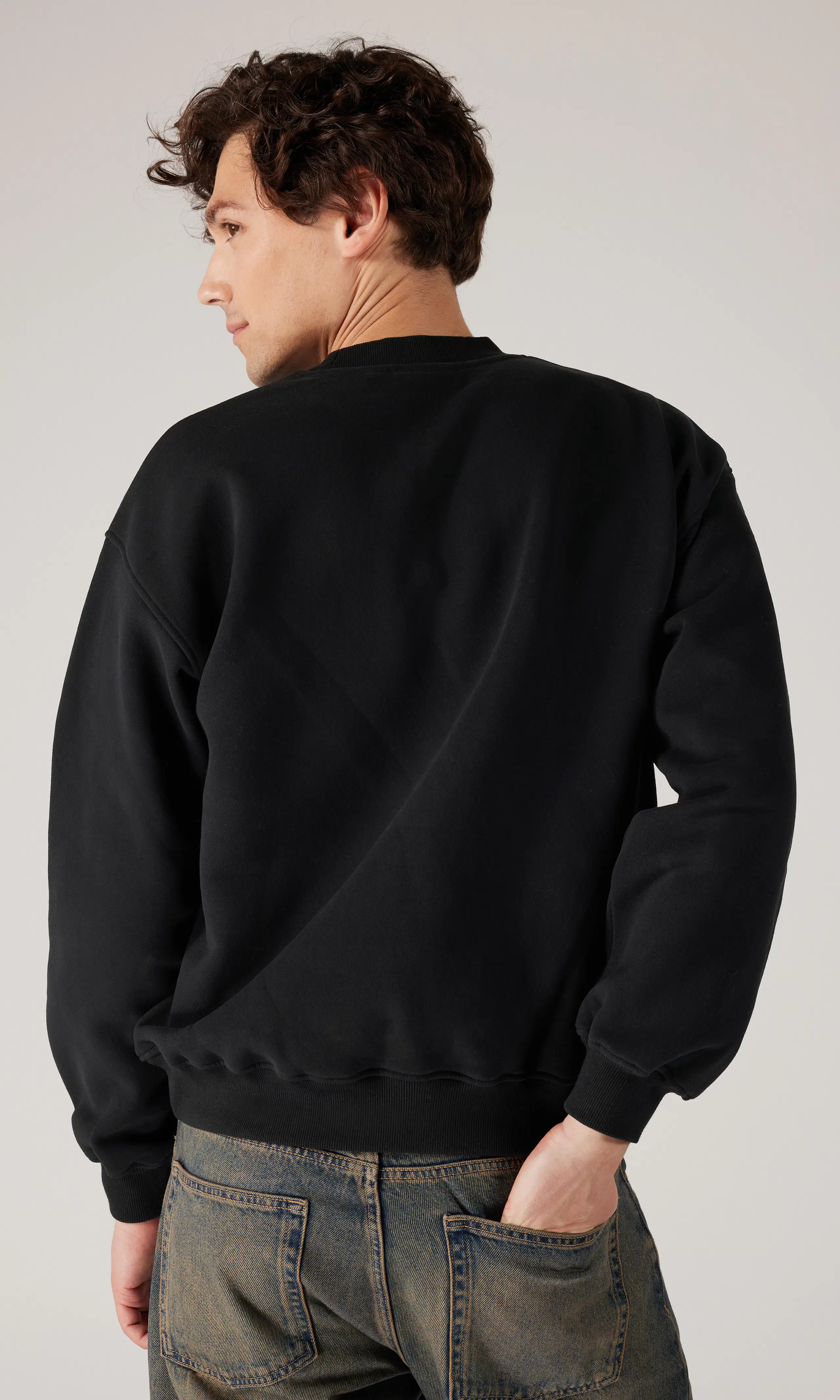 New Crew Genser. Back. Model.