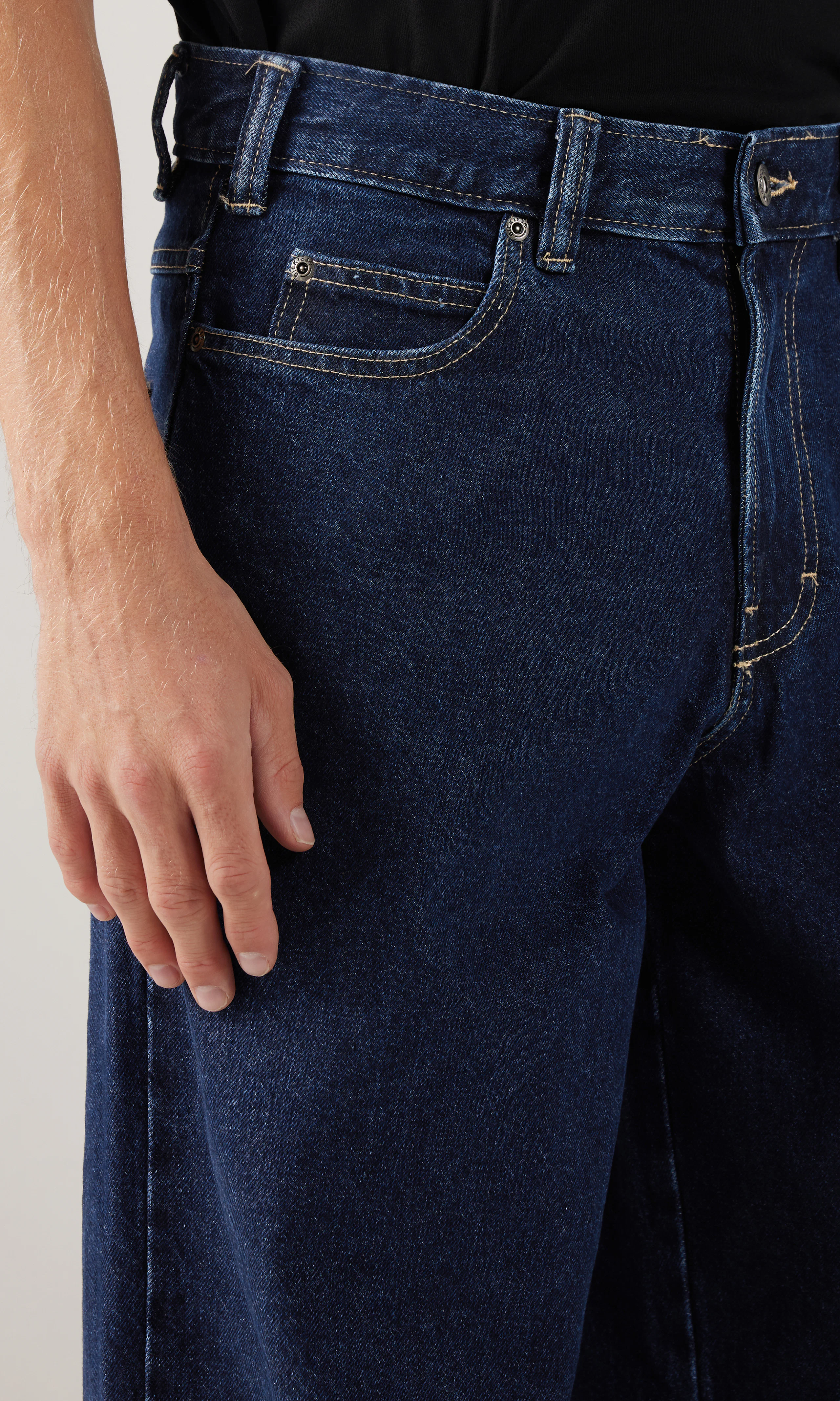 Hilham Denim Mörkblå Jeans. Detail 2. Model.
