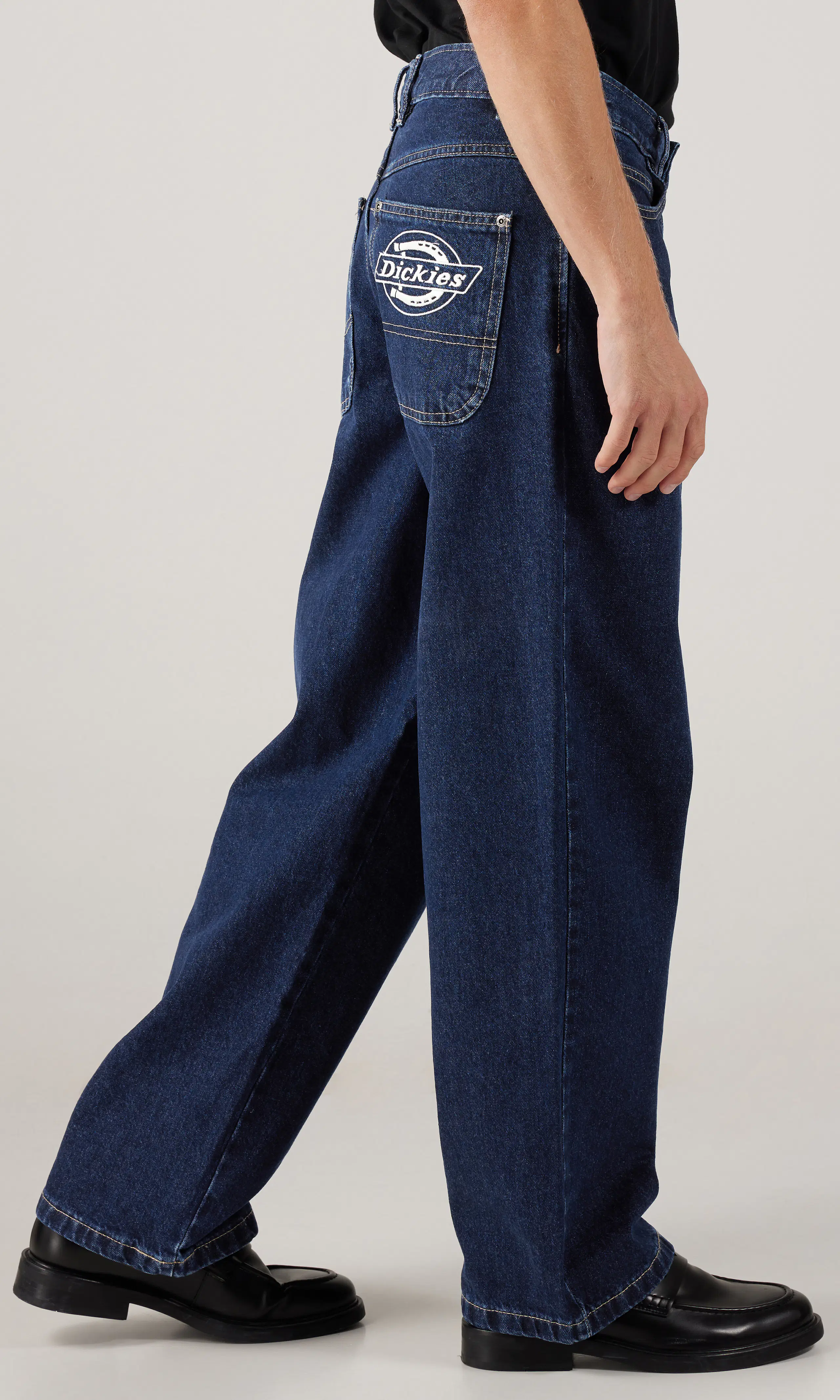 Hilham Denim Mörkblå Jeans. Front 2. Model.