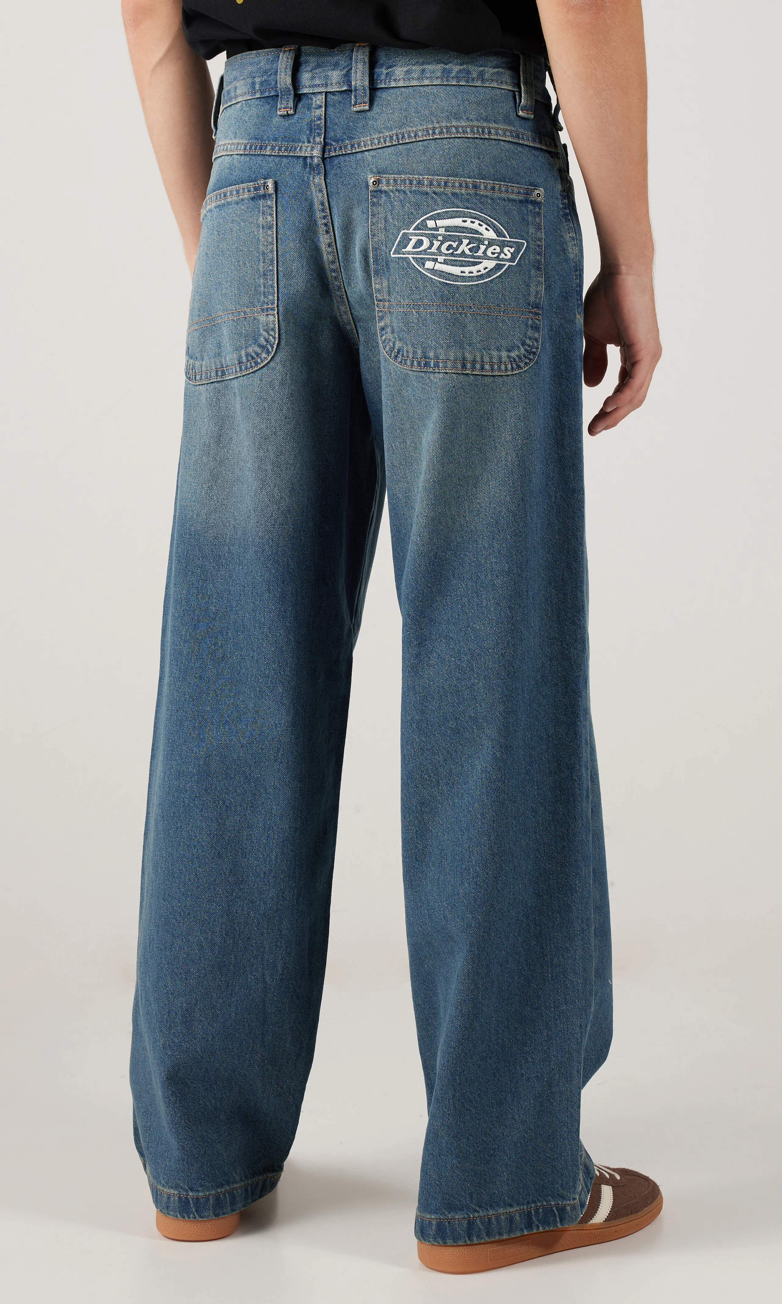Hilham Denim Medium Blå Jeans. Back. Model.