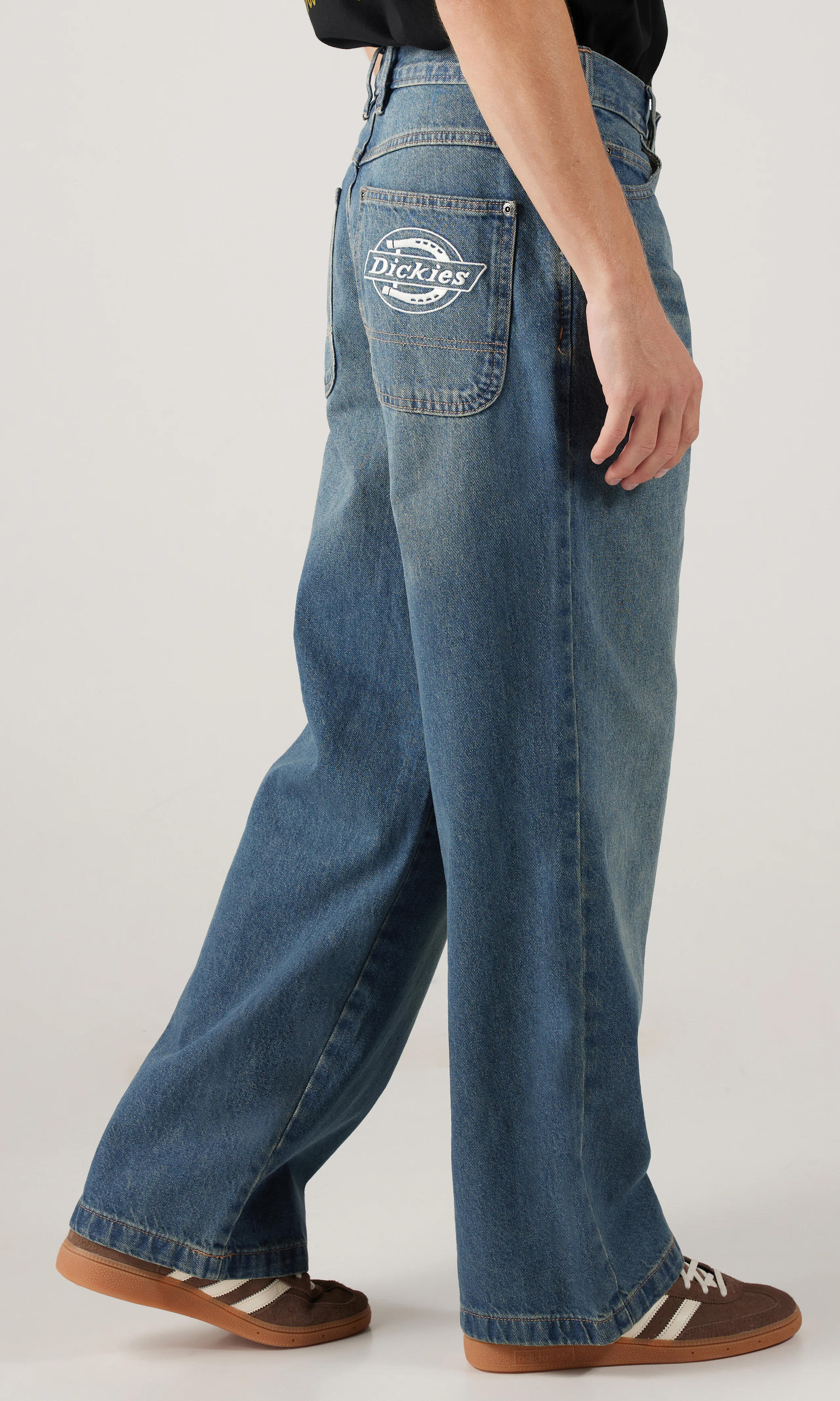 Hilham Denim Medium Blå Jeans. Front 2. Model.