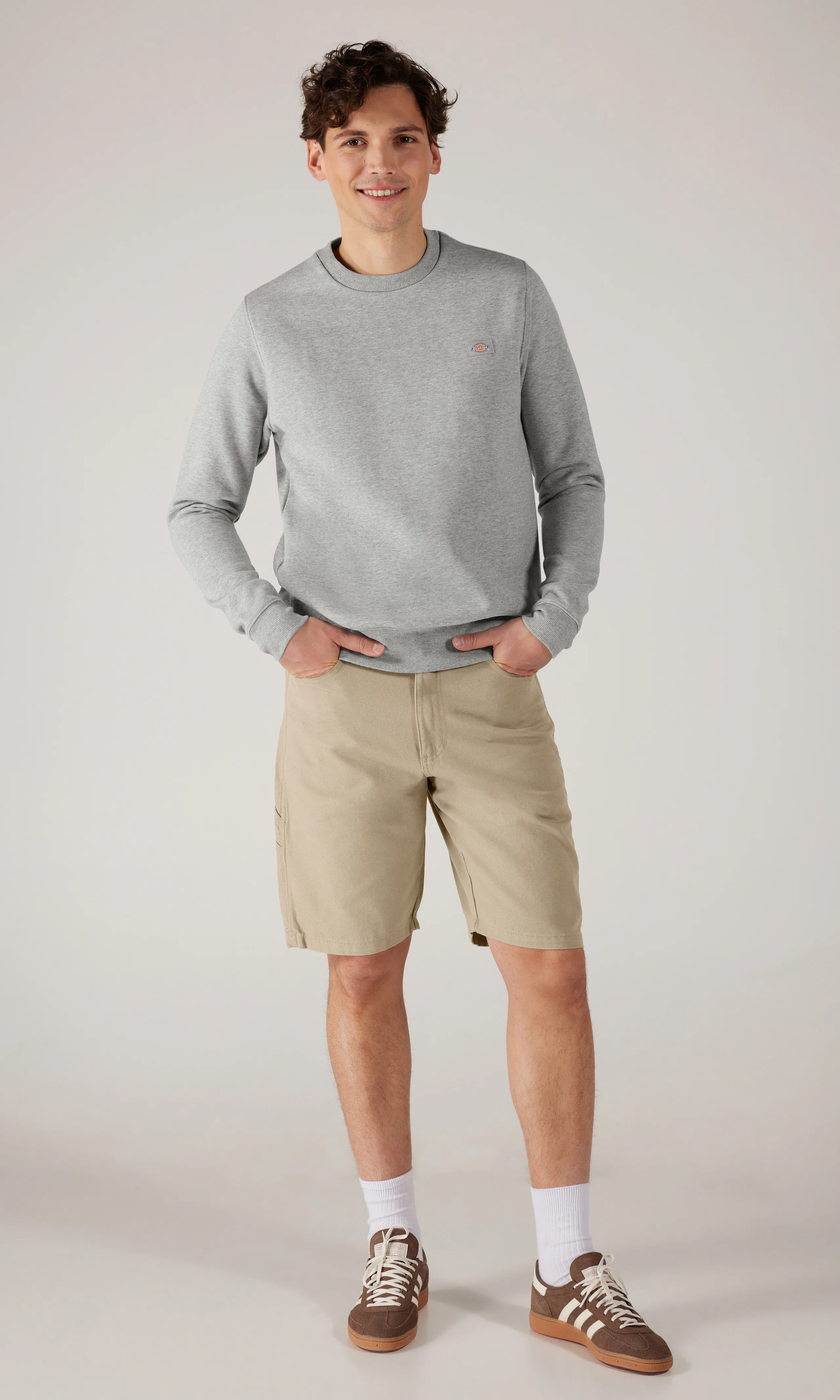 Oakport Sweatshirt Harmaa Collegepaita. Front 1. Model.