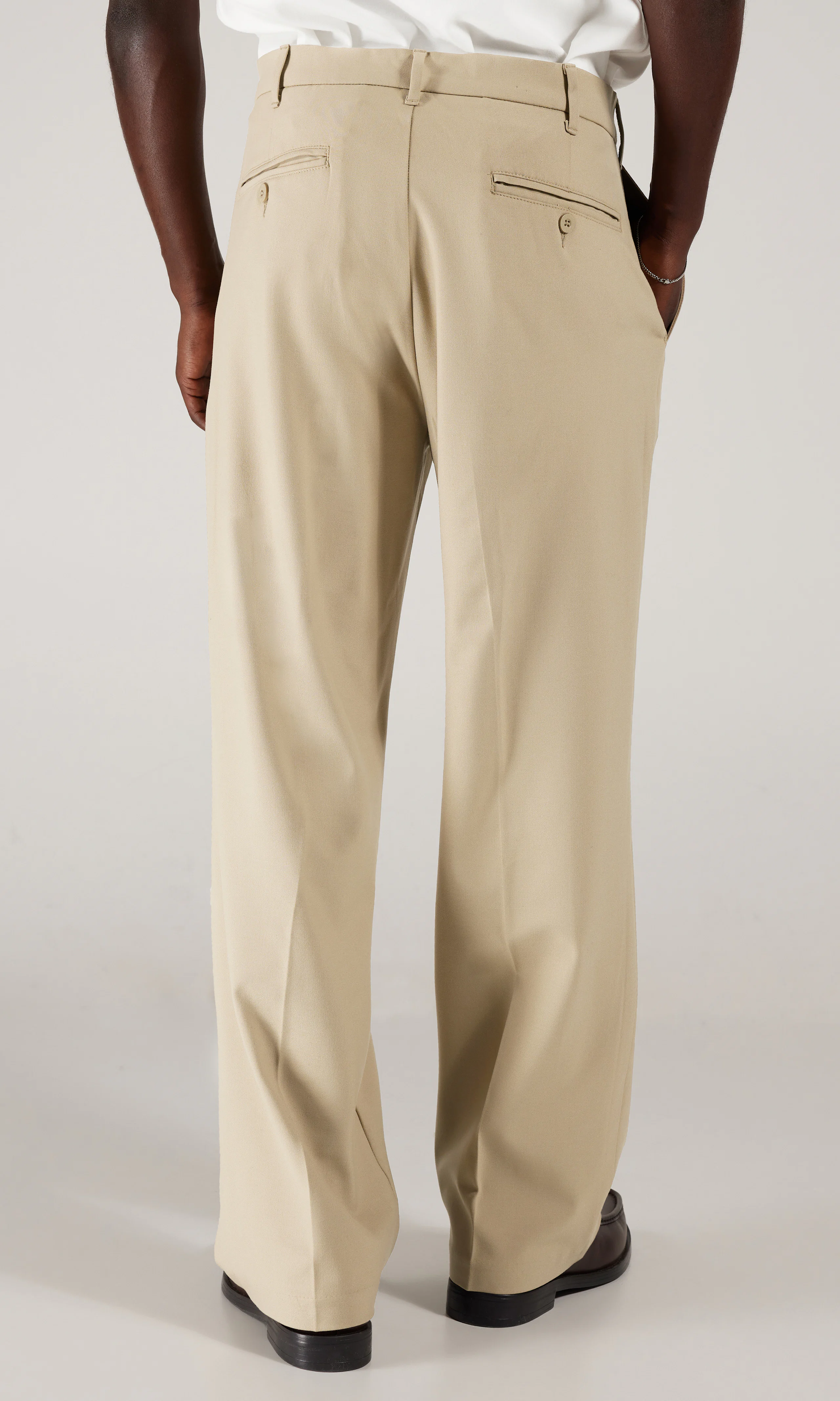 Loose Housut. Back. Model.