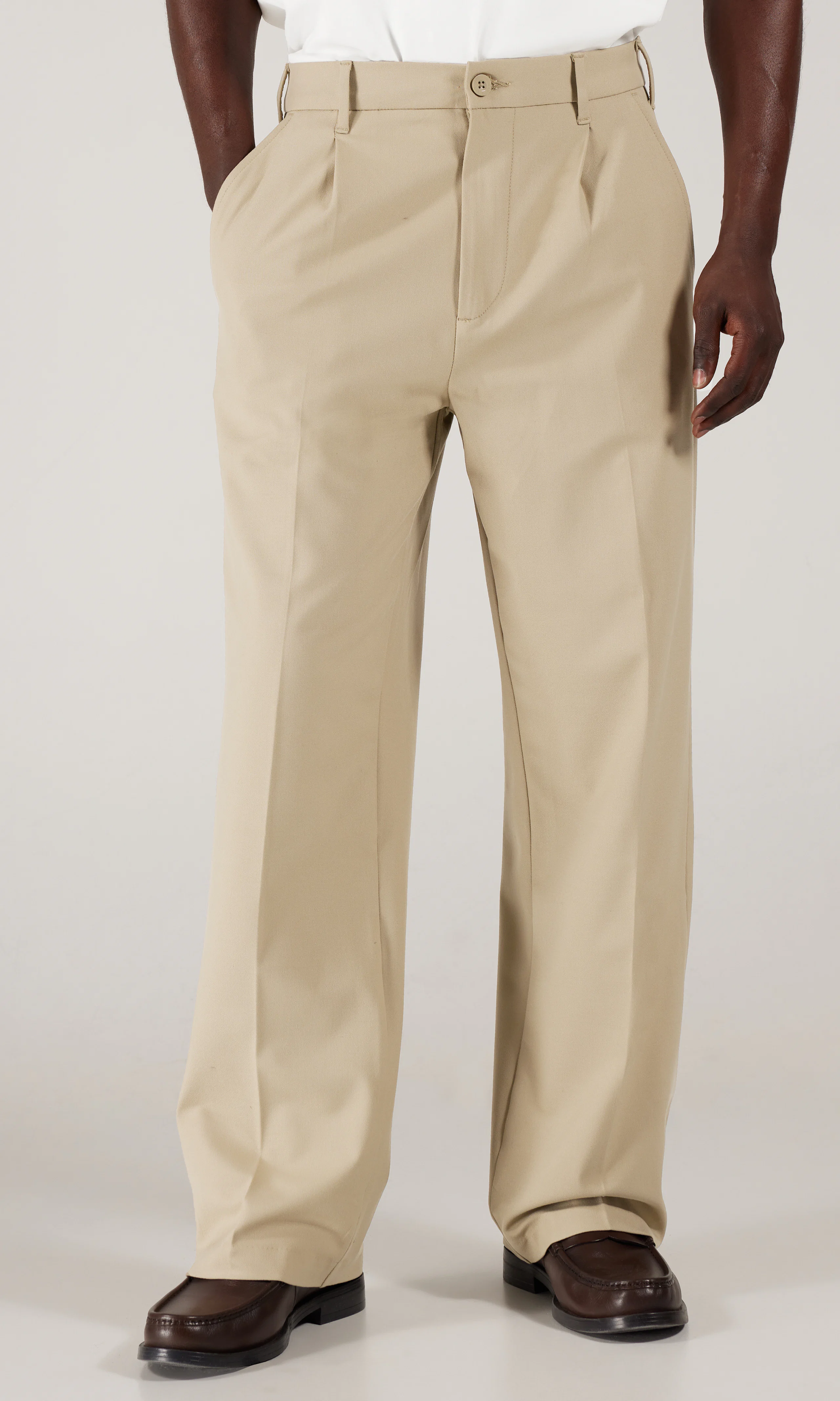 Loose Housut. Front. Model.