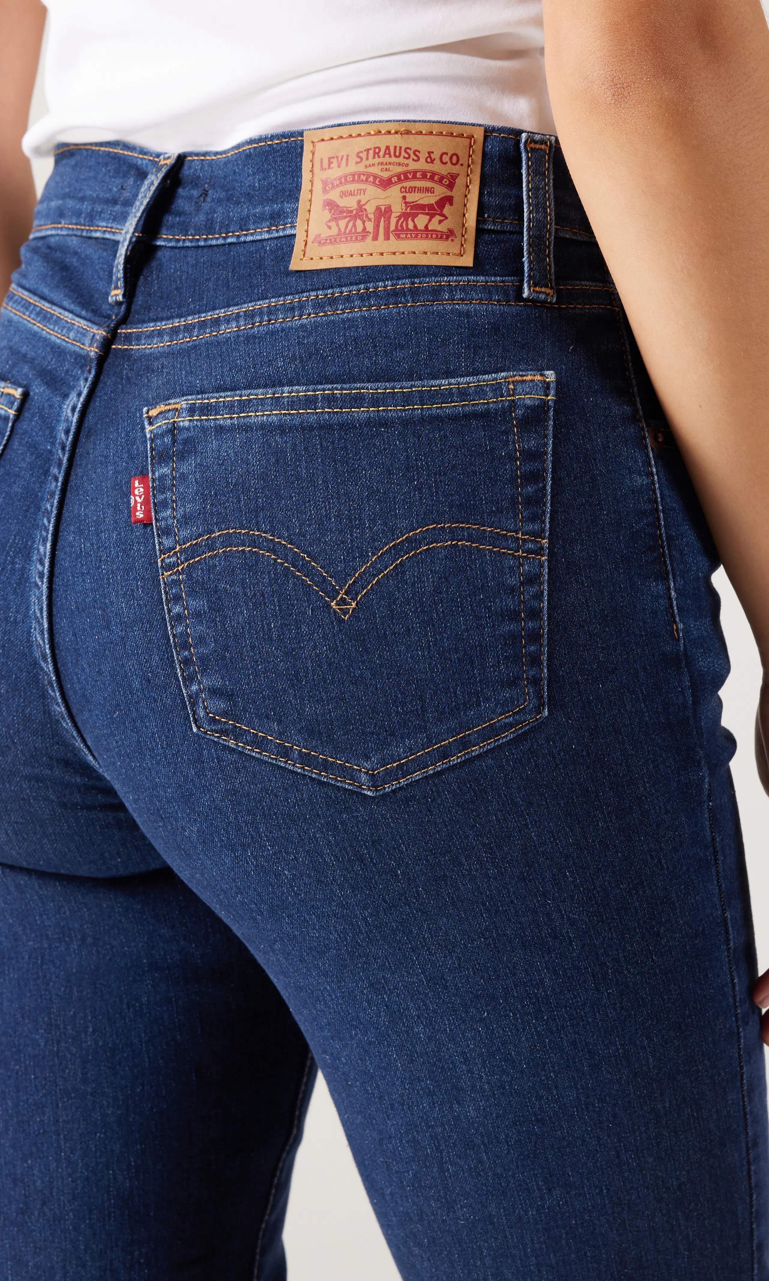 724™ High Rise Straight Medium Blå Jeans. Detail 1. Model.
