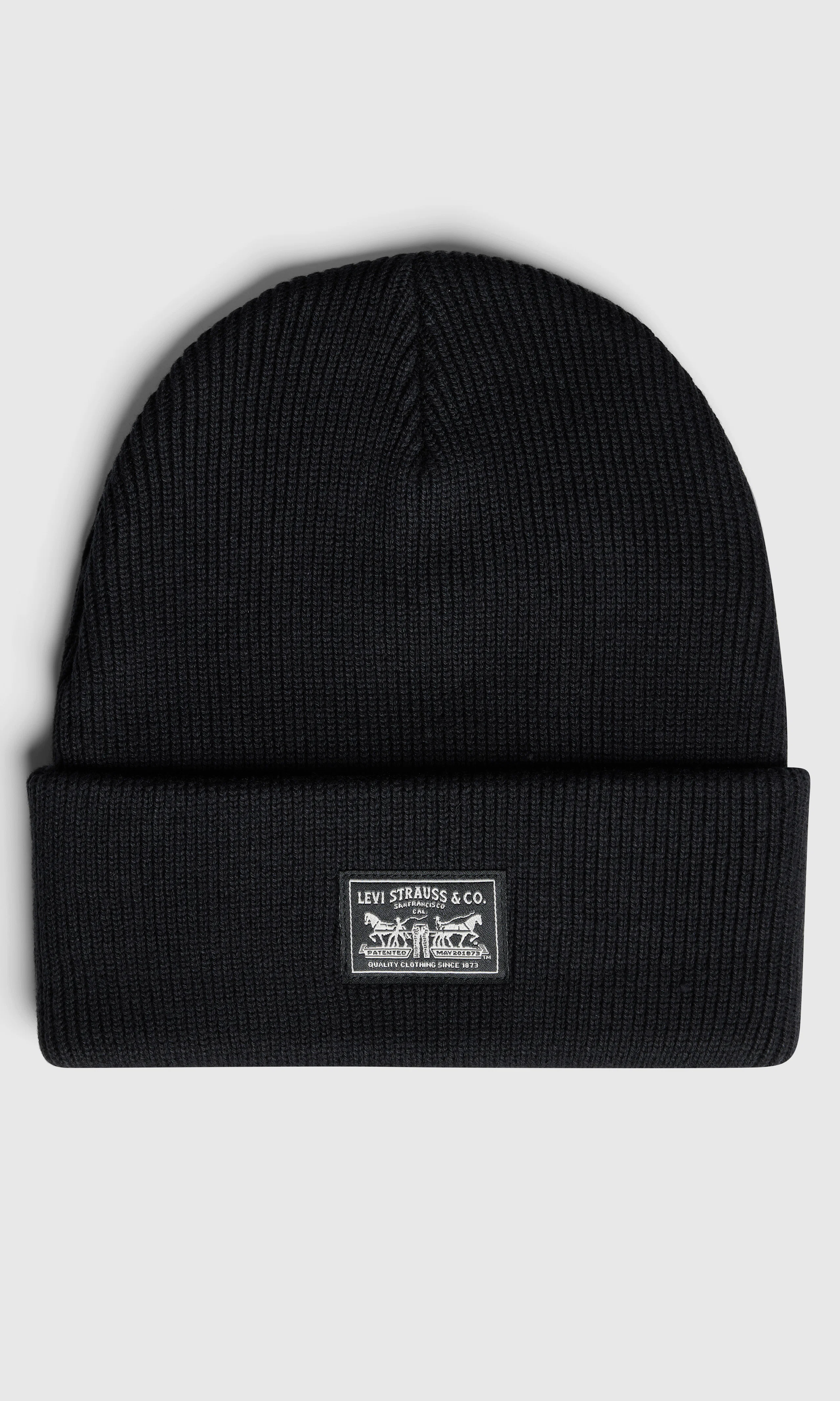 Backpatch Beanie Svart Lue. Front. Flat.