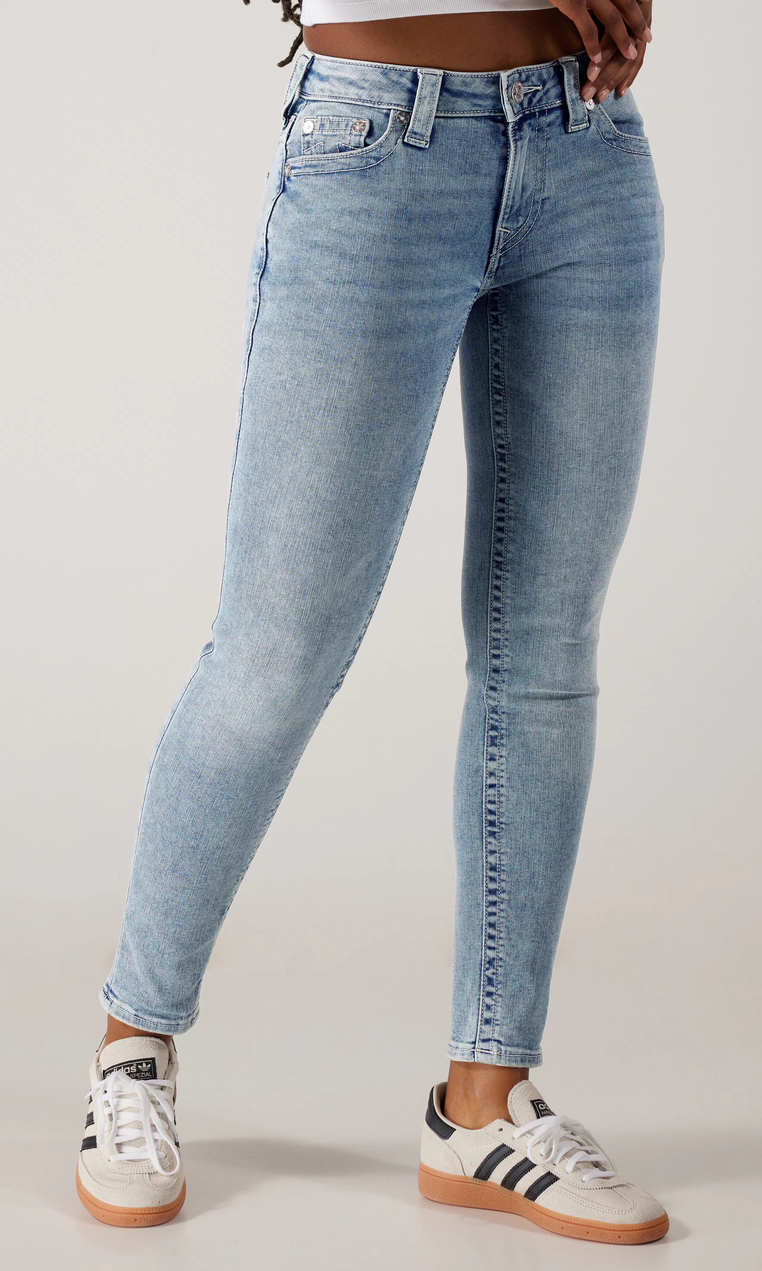 Jennie Mid Rise Curvy Skinny Ljusblå Jeans. Front 1. Model.