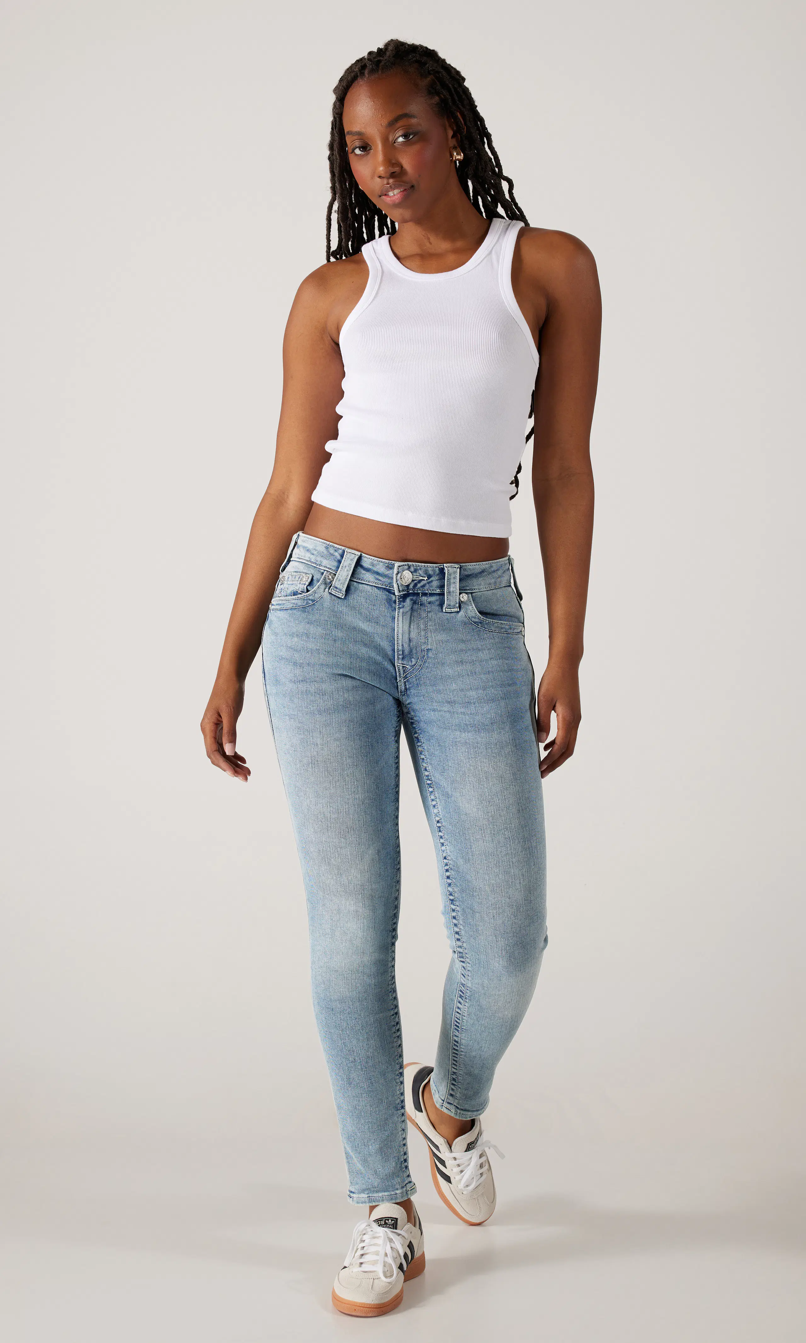 Jennie Mid Rise Curvy Skinny Ljusblå Jeans. Front 2. Model.