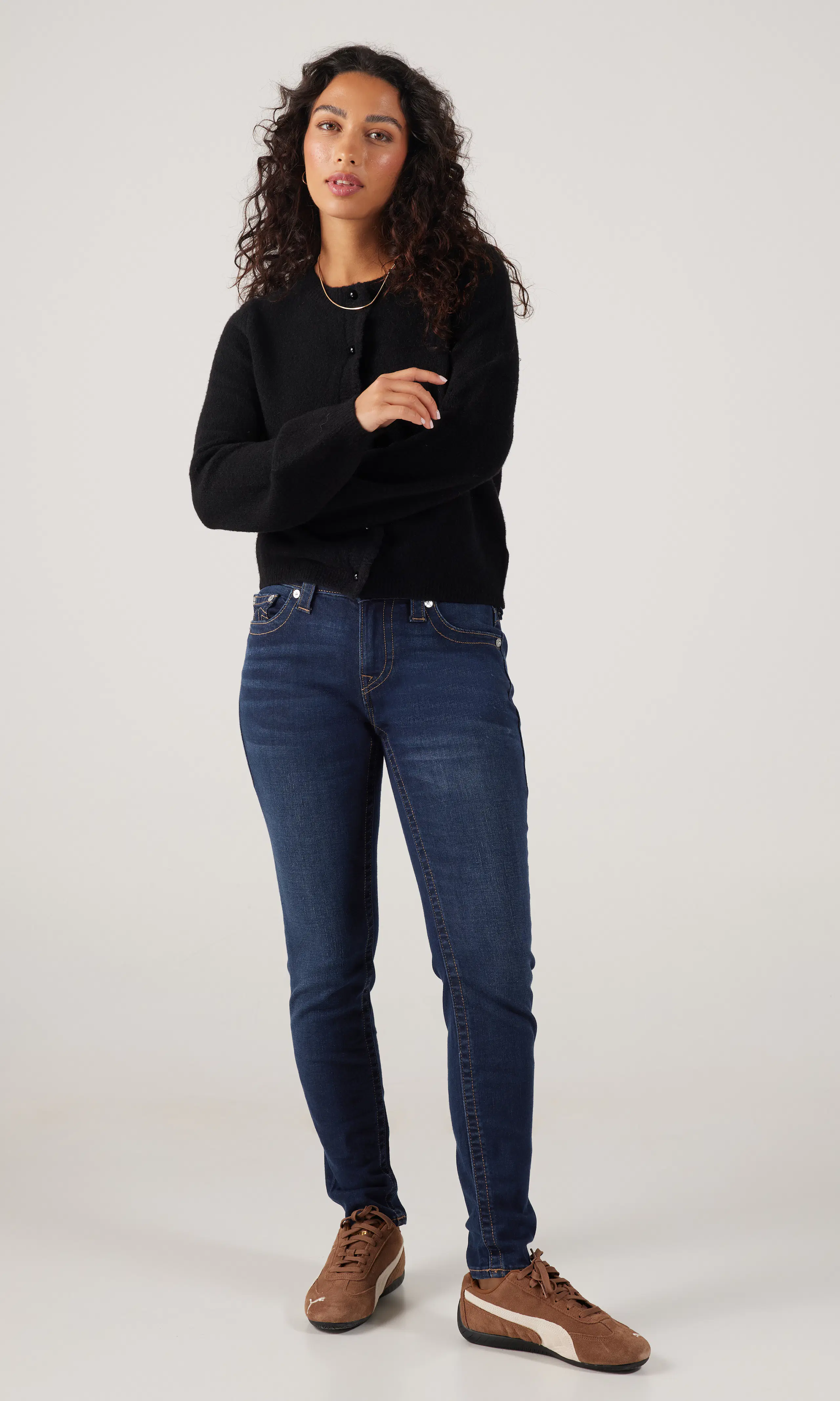 Jennie Mid Rise Curvy Skinny Mörkblå Jeans. Front 2. Model.
