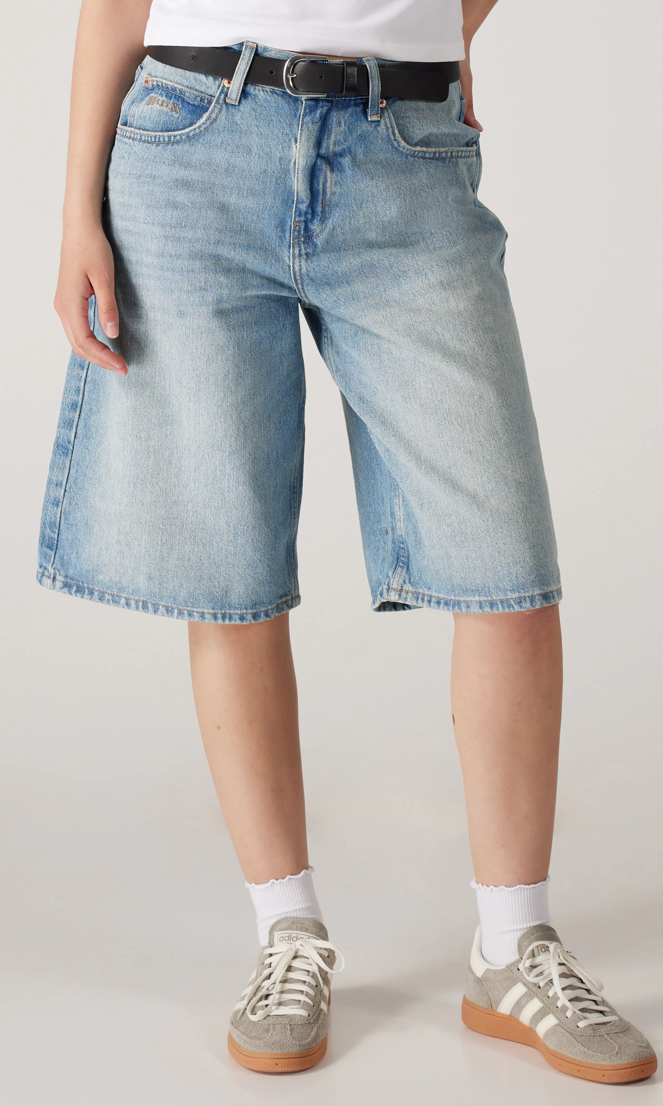 Missouri Lys Blå Denim Shorts. Front. Model.