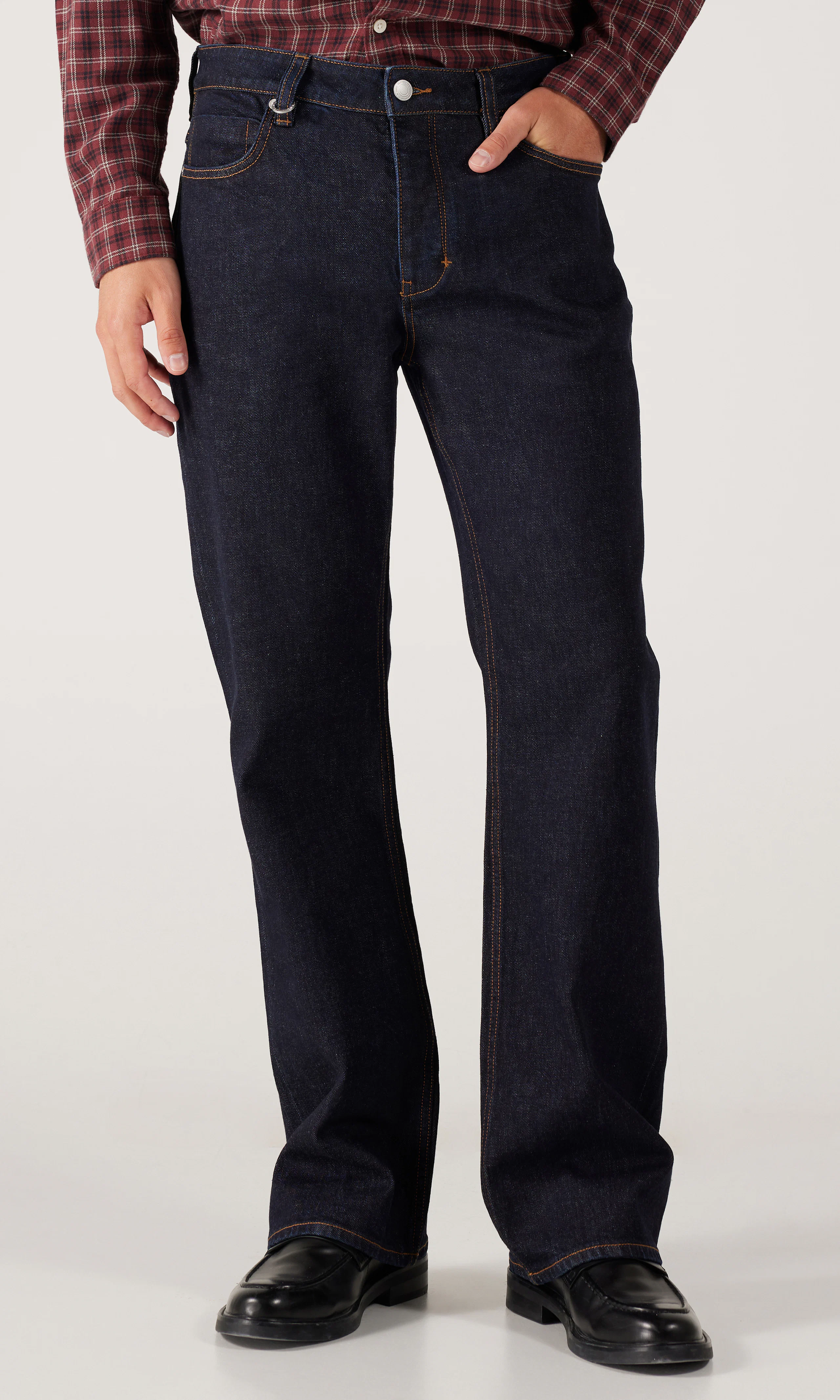 Julian Flare Mörkblå Jeans. Front. Model.