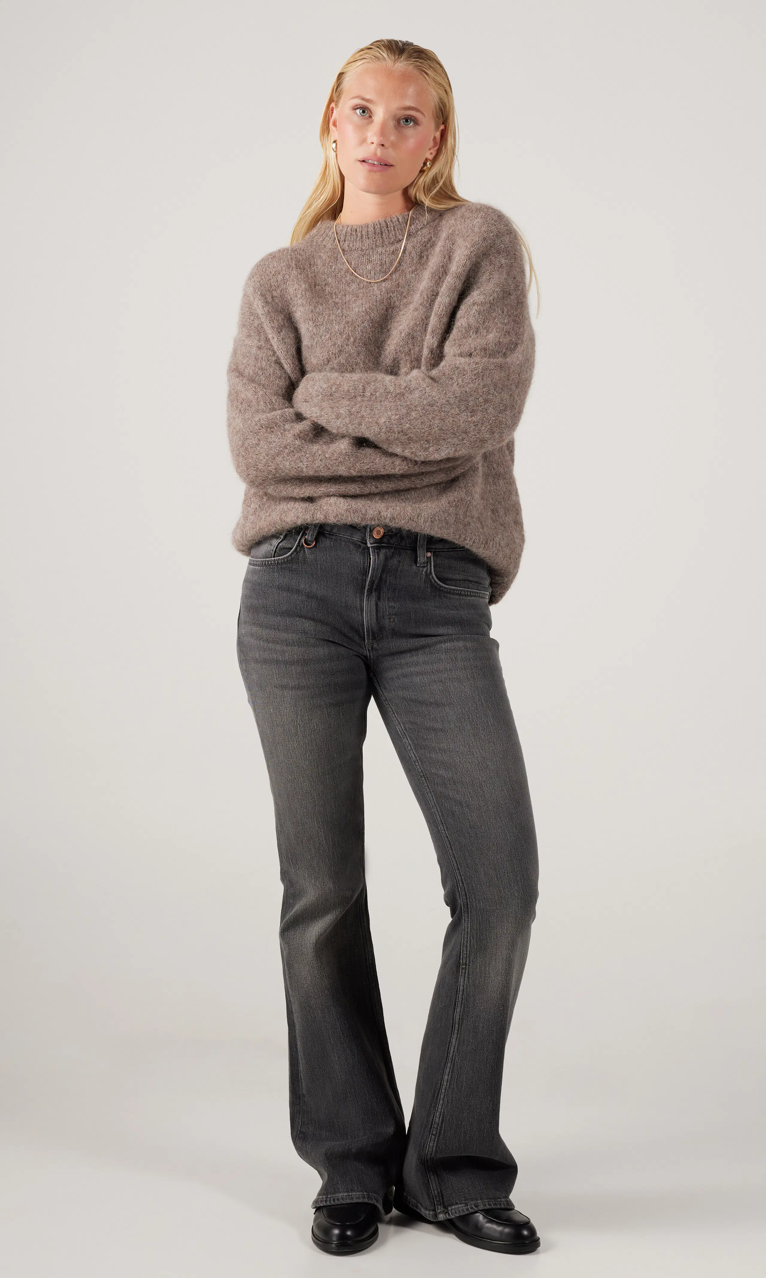 Kara Boot Svart Jeans. Front 1. Model.