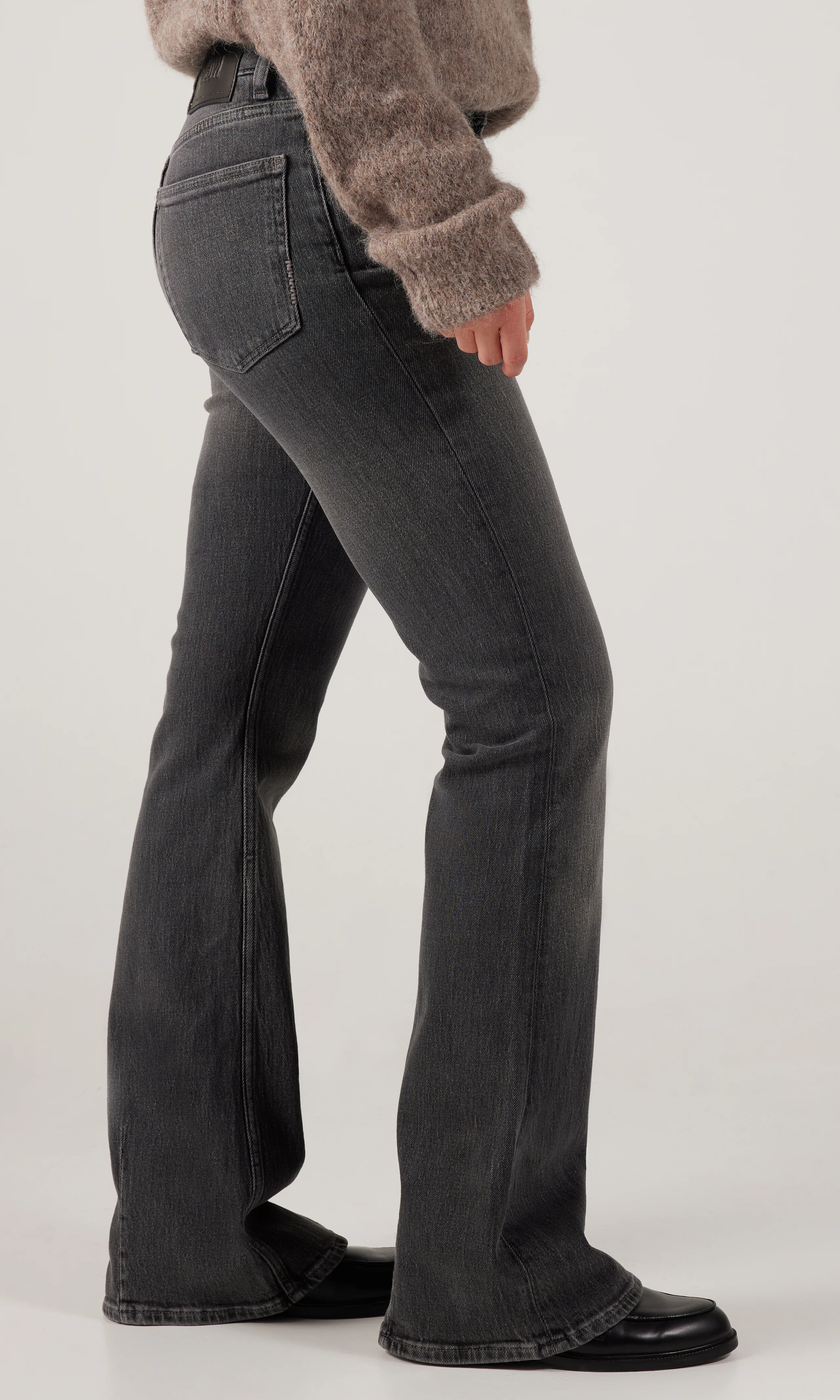 Kara Boot Svart Jeans. Front 2. Model.