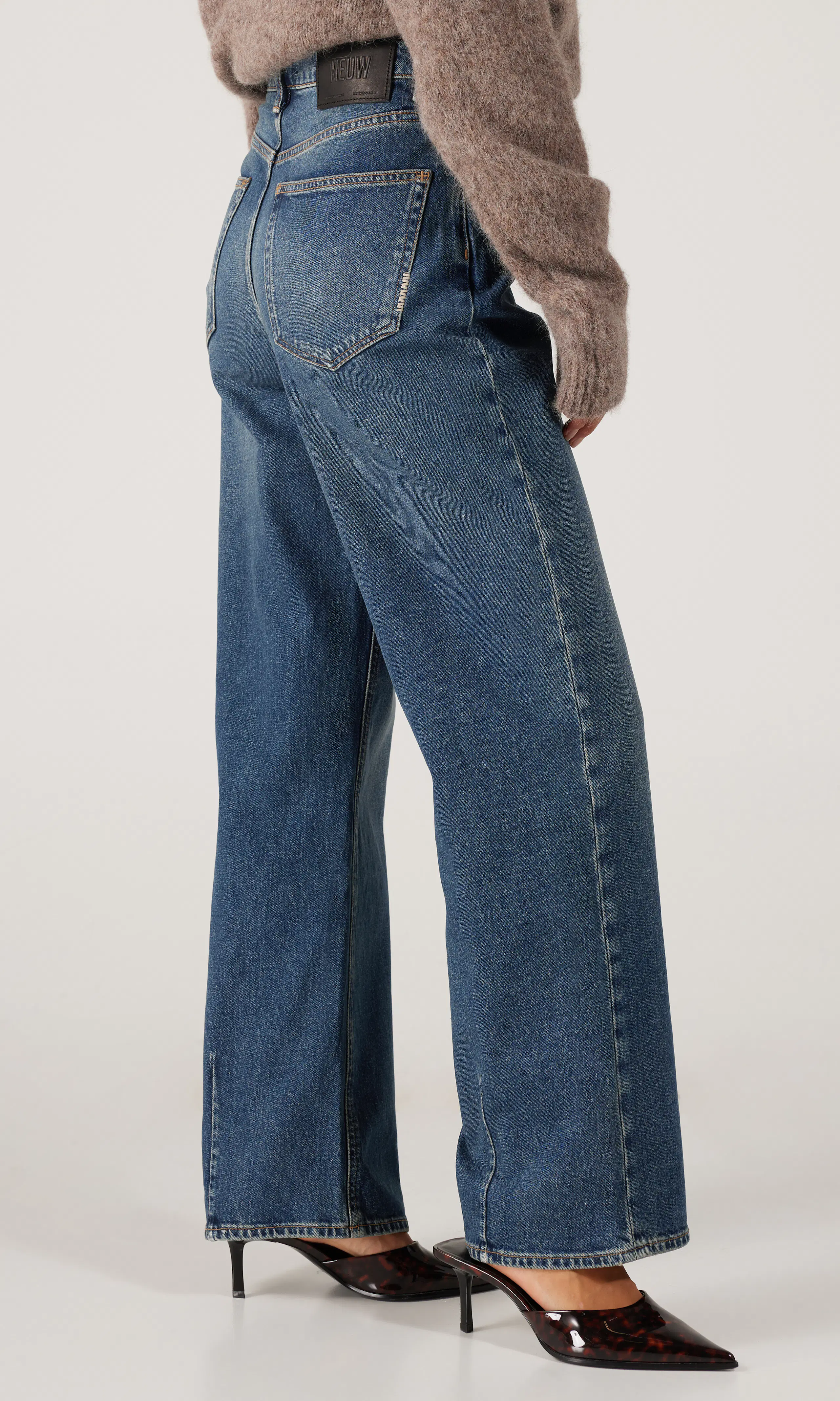 Coco Relaxed Mörkblå Jeans. Front 2. Model.