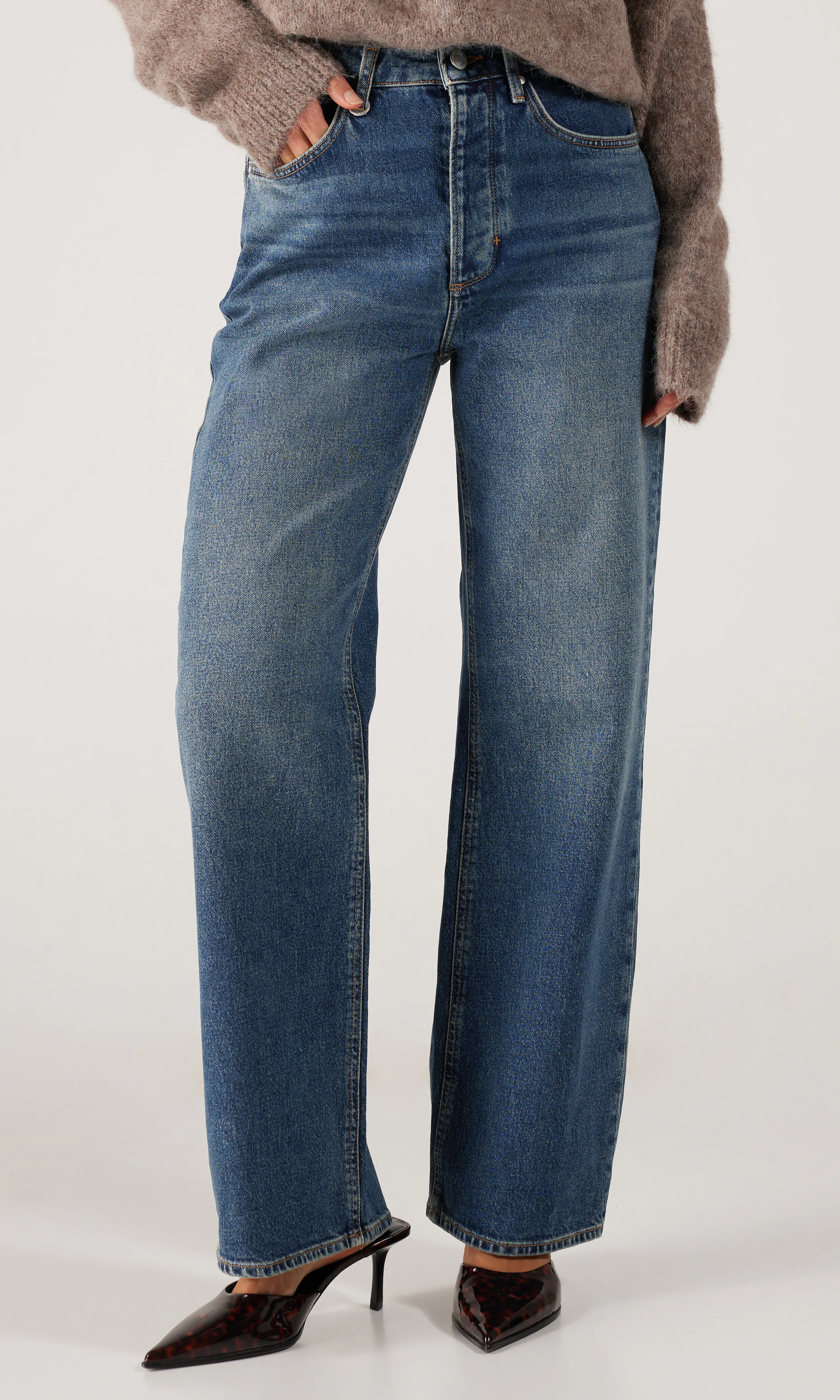 Coco Relaxed Mörkblå Jeans. Front. Model.