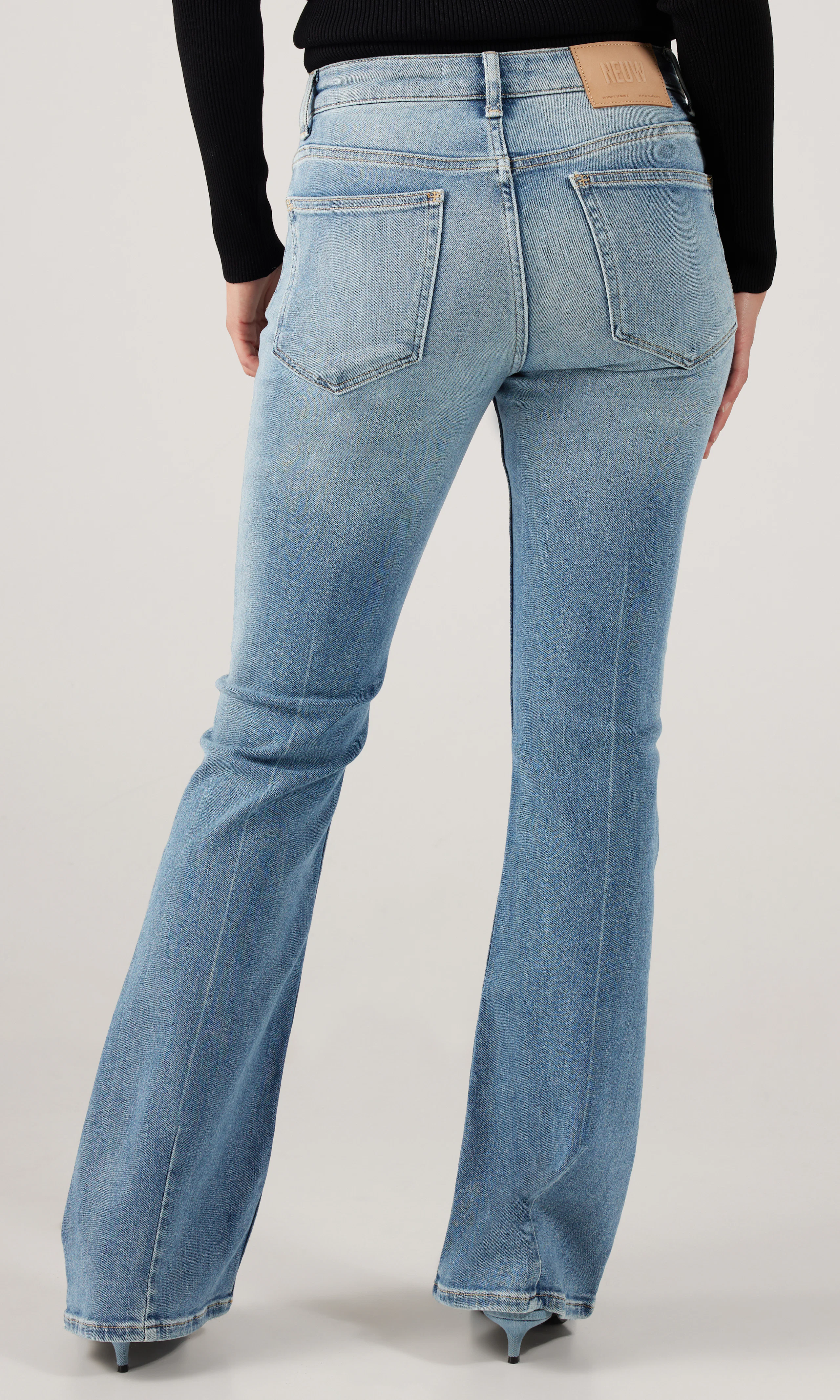 Kara Boot Lys Blå Jeans. Back. Model.