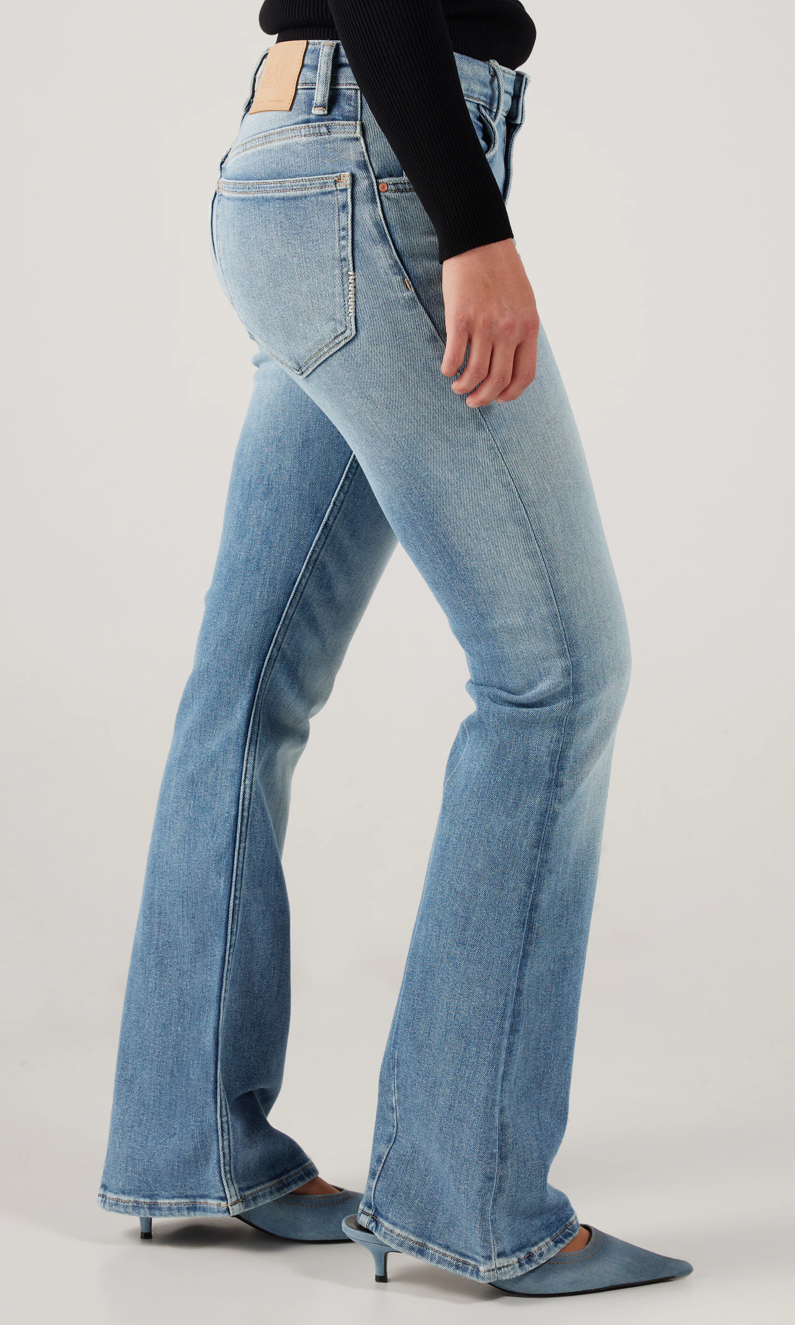 Kara Boot Lys Blå Jeans. Front 2. Model.
