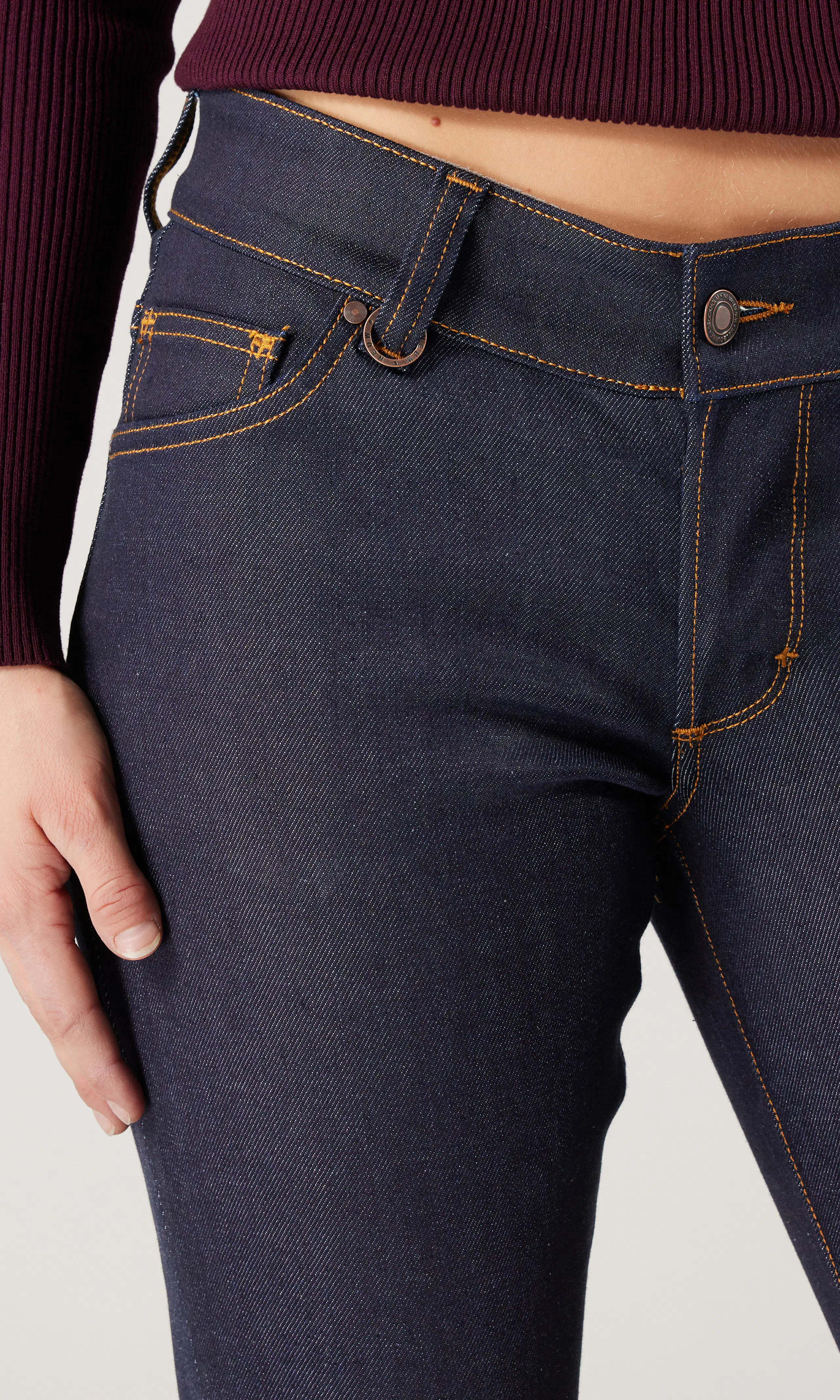 Hanne Bell Mørk Blå Jeans. Detail 2. Model.