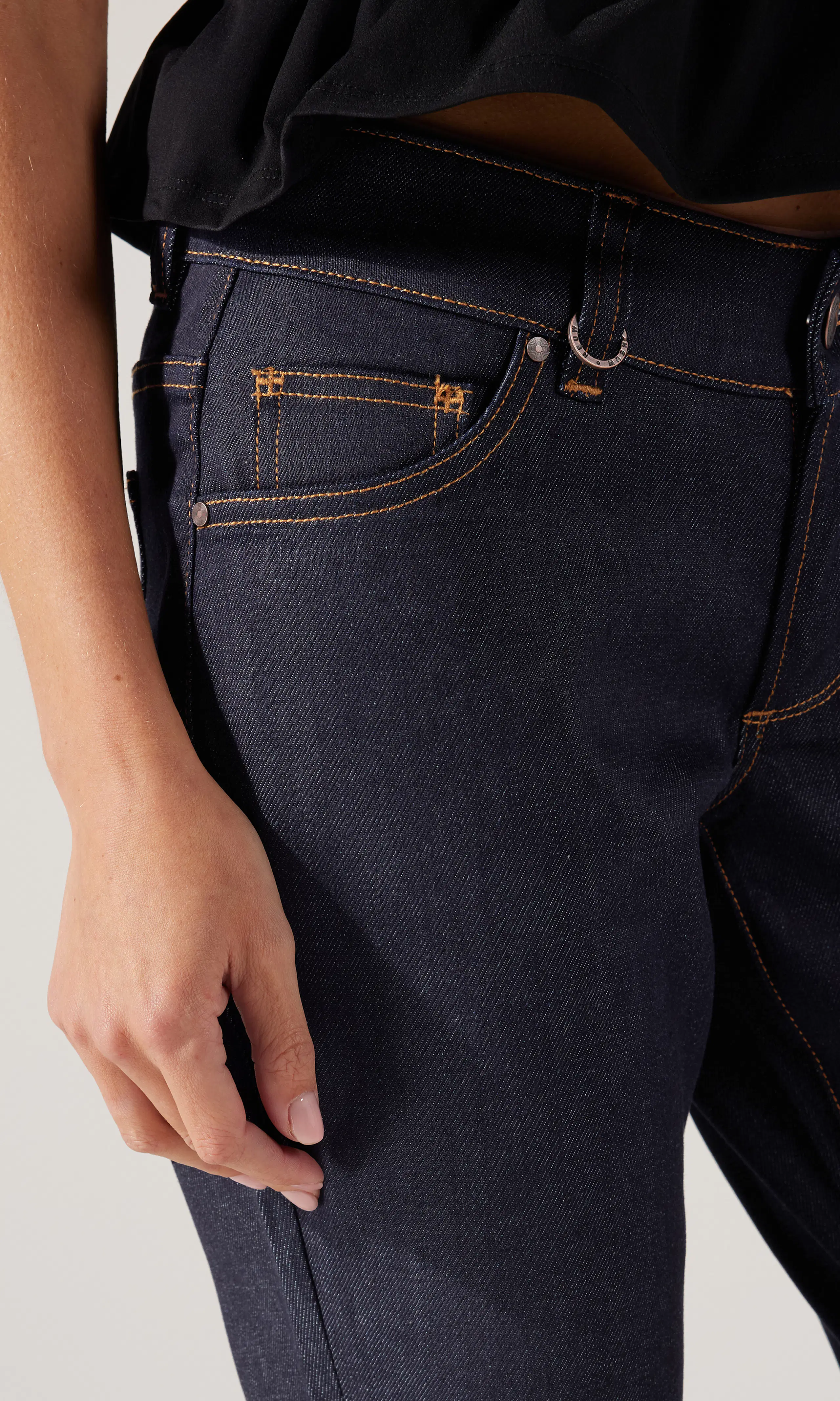 Hanne Bell Mørk Blå Jeans. Detail 2. Model.
