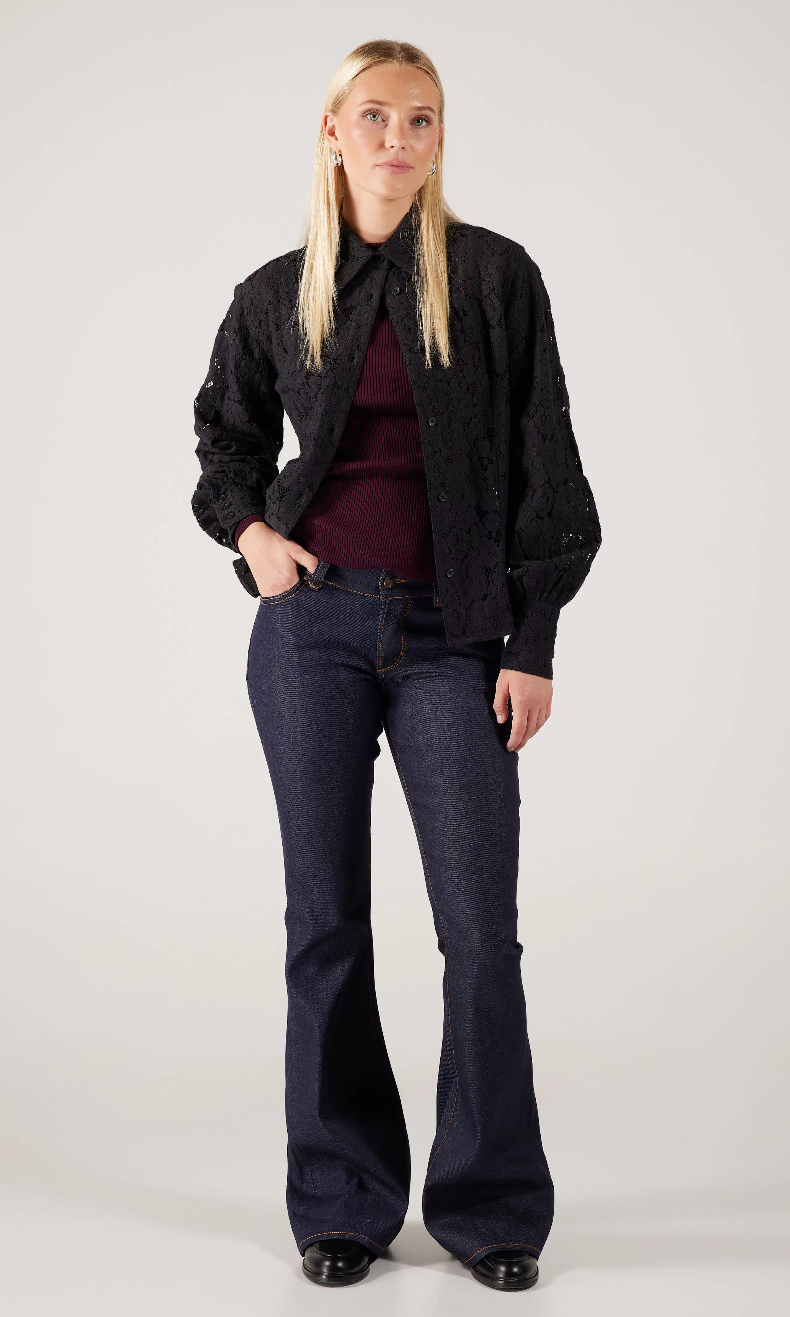 Hanne Bell Mørk Blå Jeans. Front 1. Model.