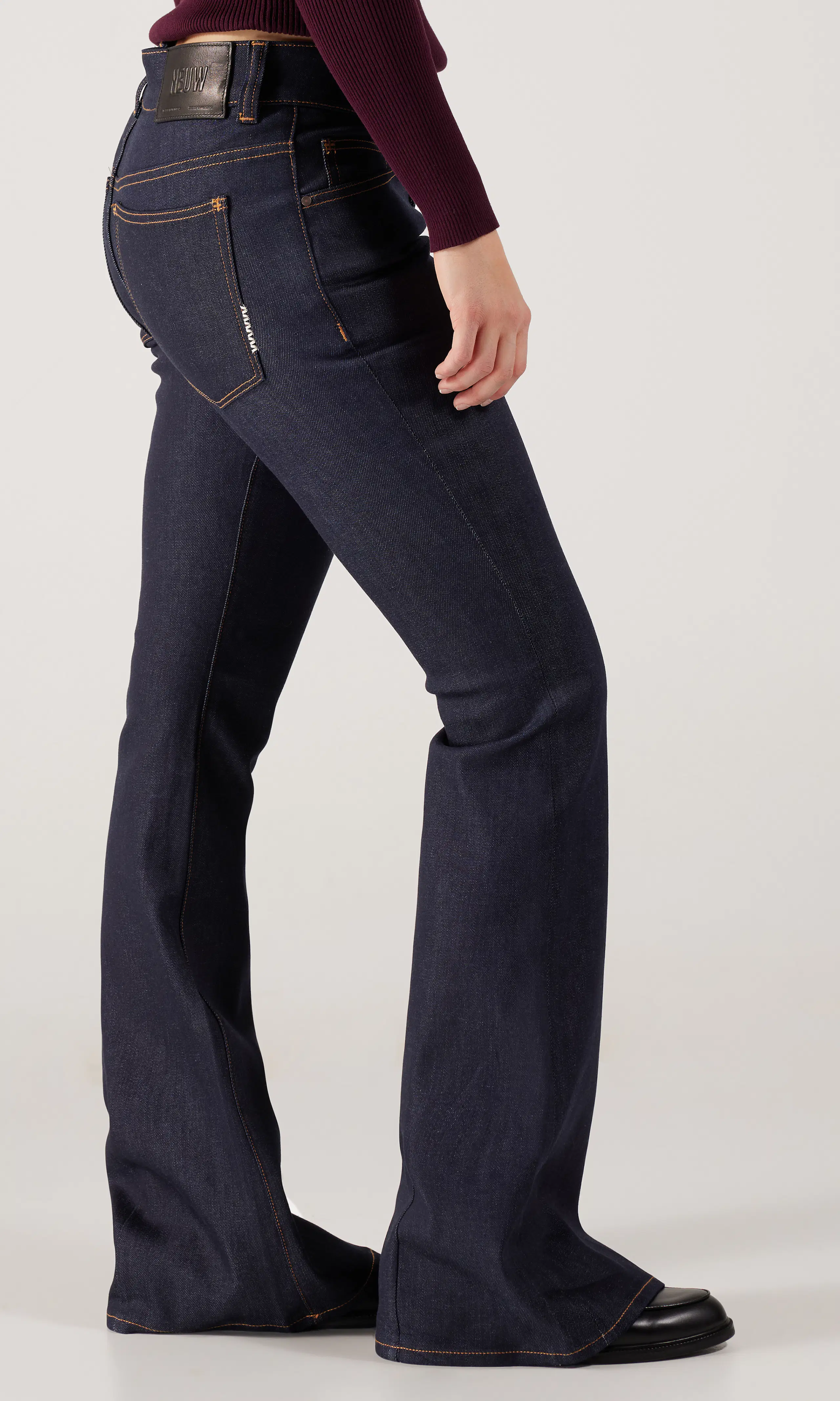 Hanne Bell Mørk Blå Jeans. Front 2. Model.