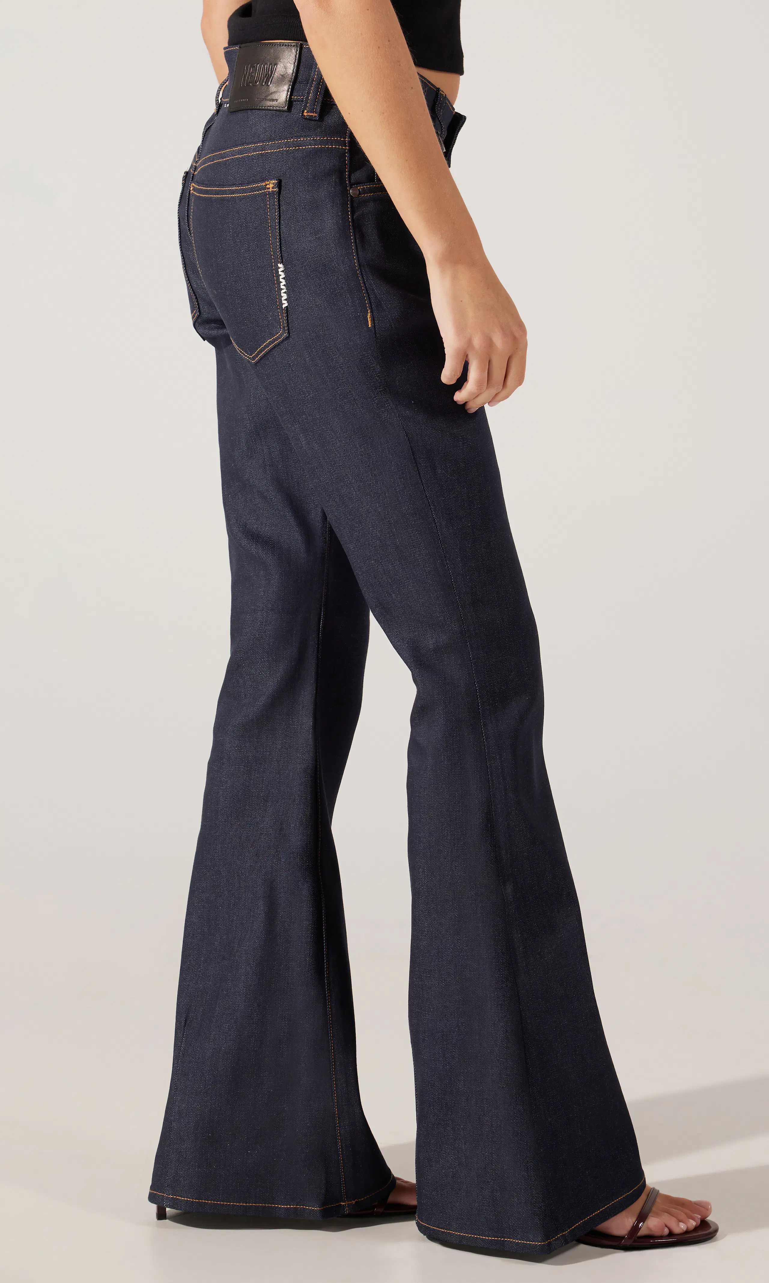 Hanne Bell Mørk Blå Jeans. Front 2. Model.
