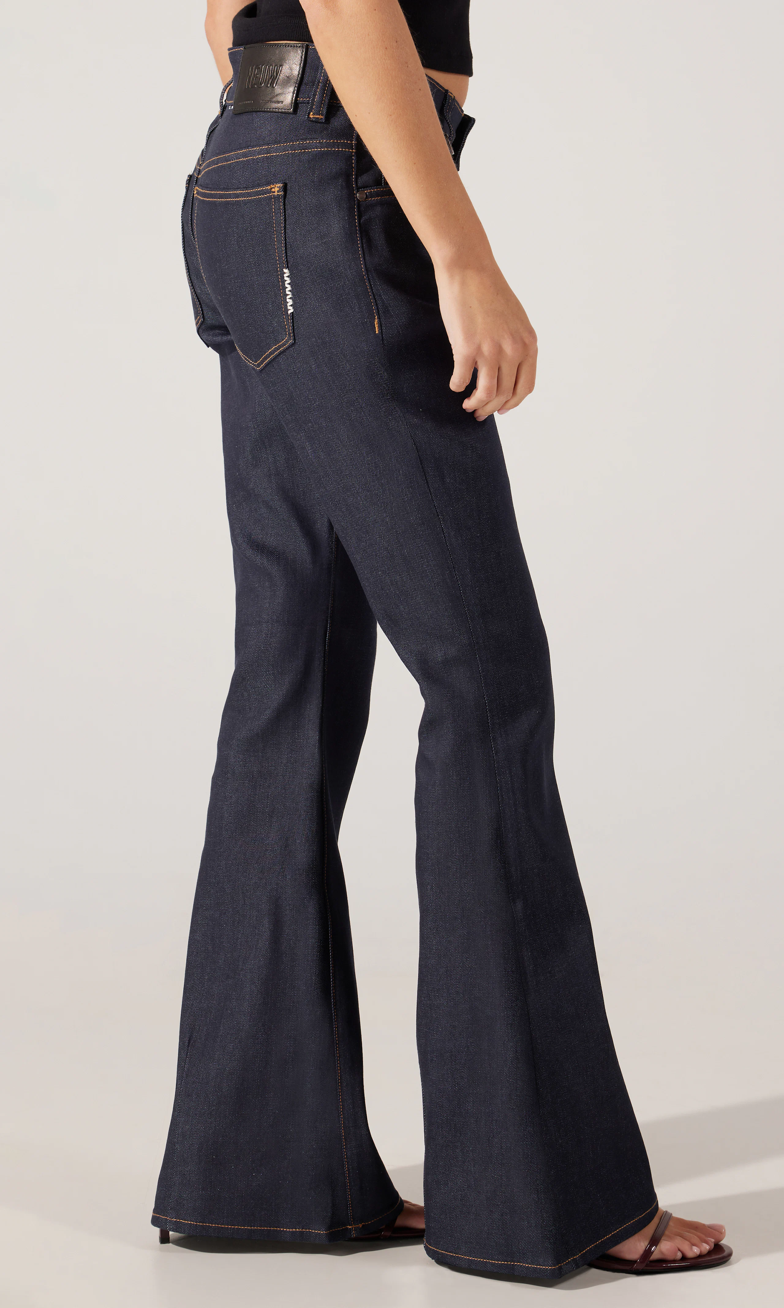 Hanne Bell Mørk Blå Jeans. Front 2. Model.