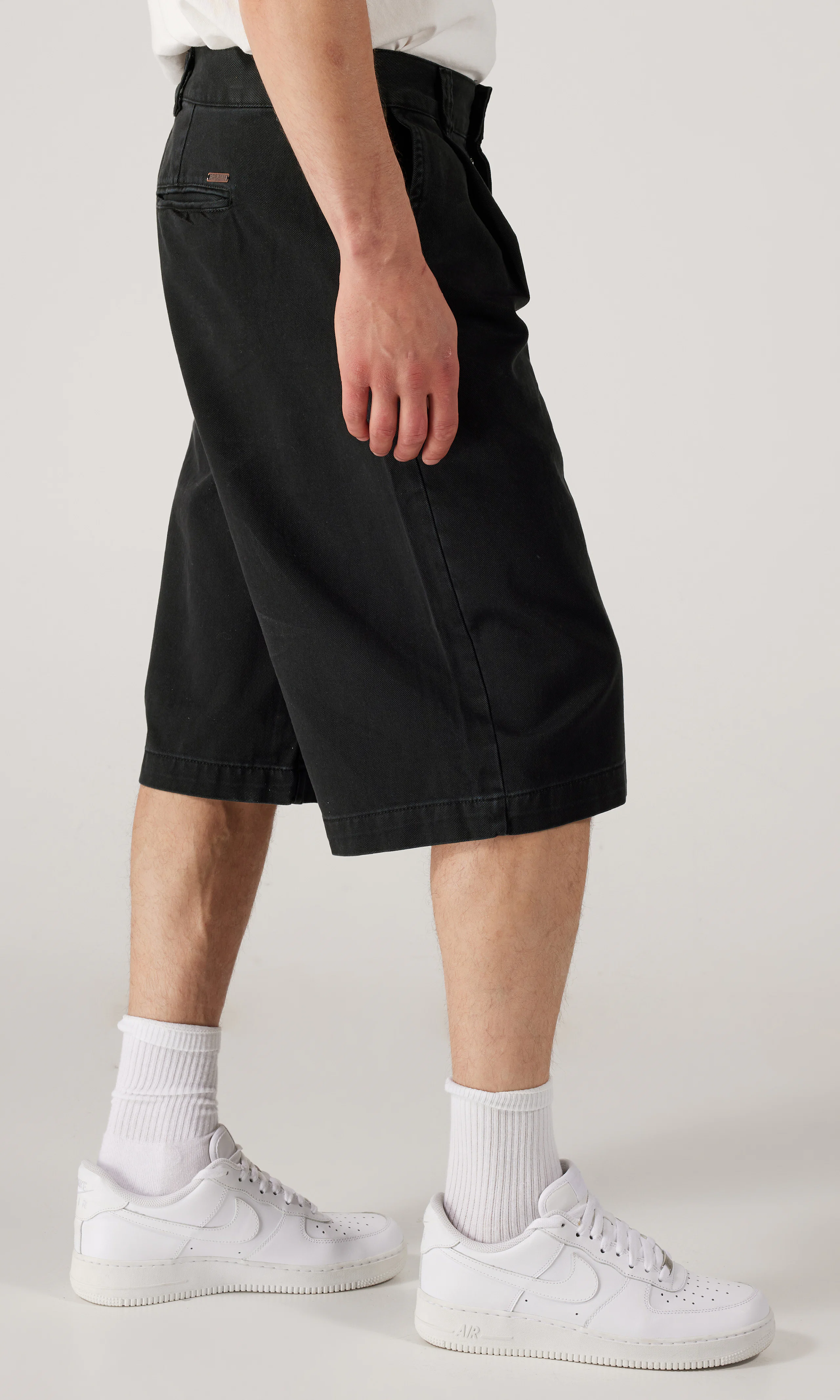 Mustat Chinoshortsit. Front 2. Model.