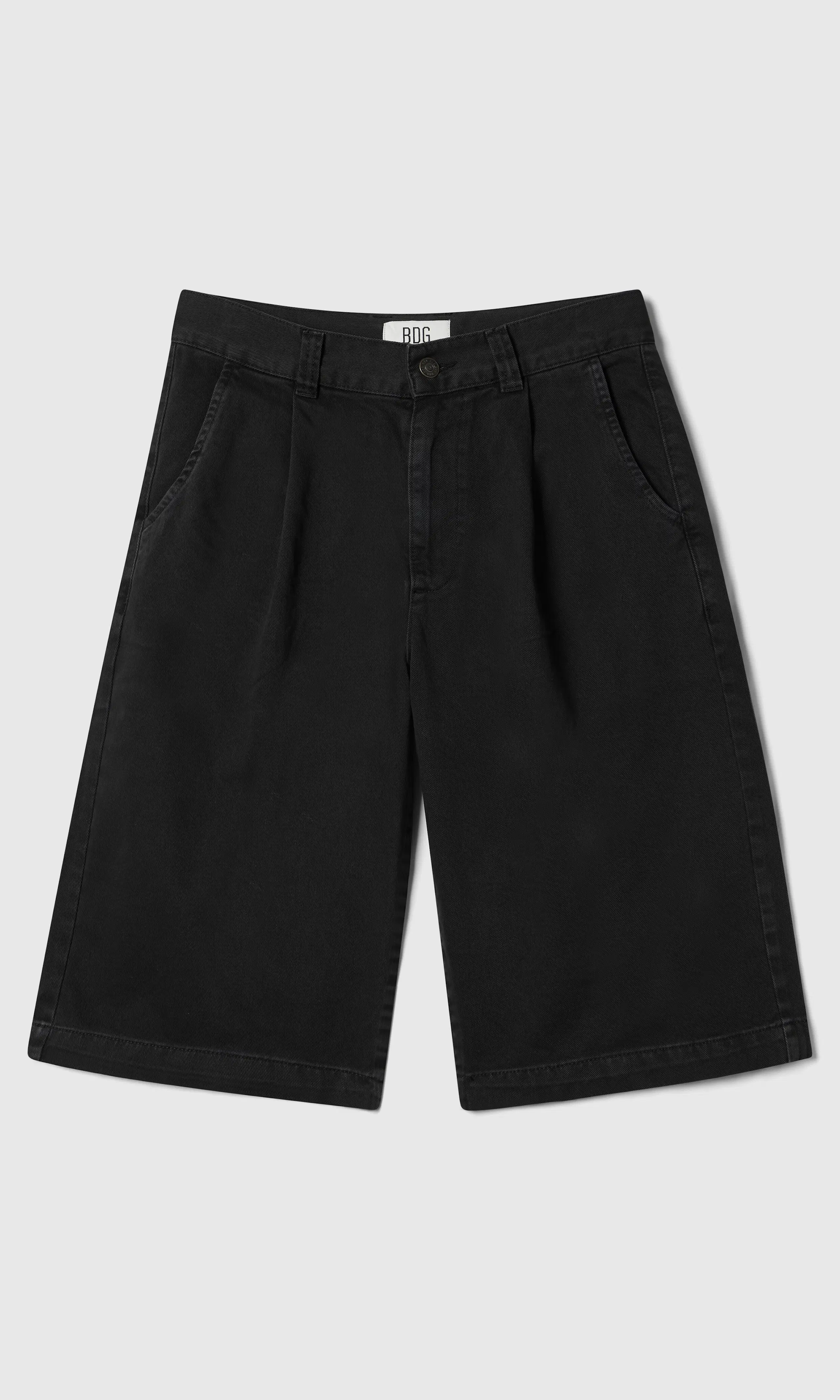Mustat Chinoshortsit. Front. Flat.