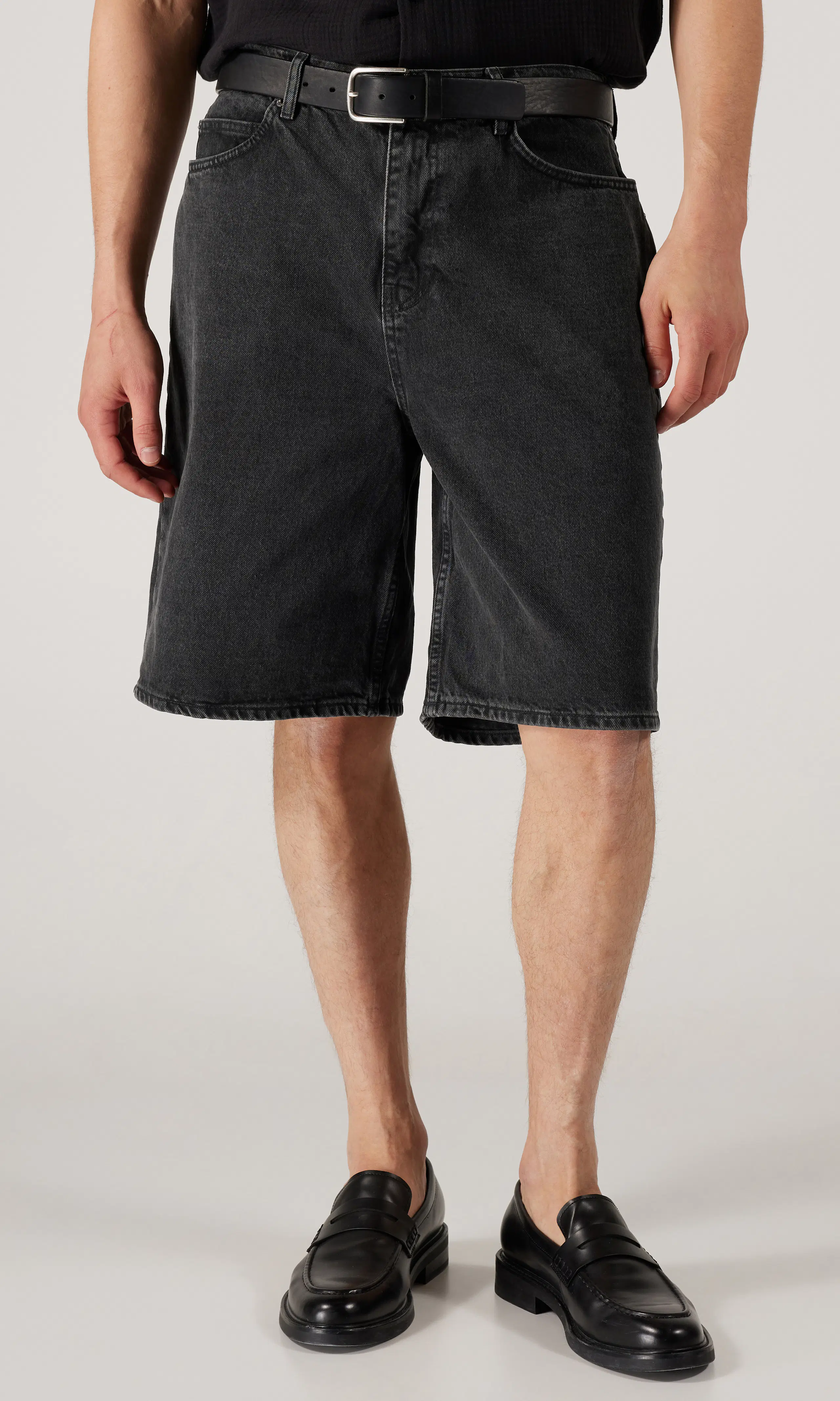 Jack Mustat Farkkushortsit. Front. Model.