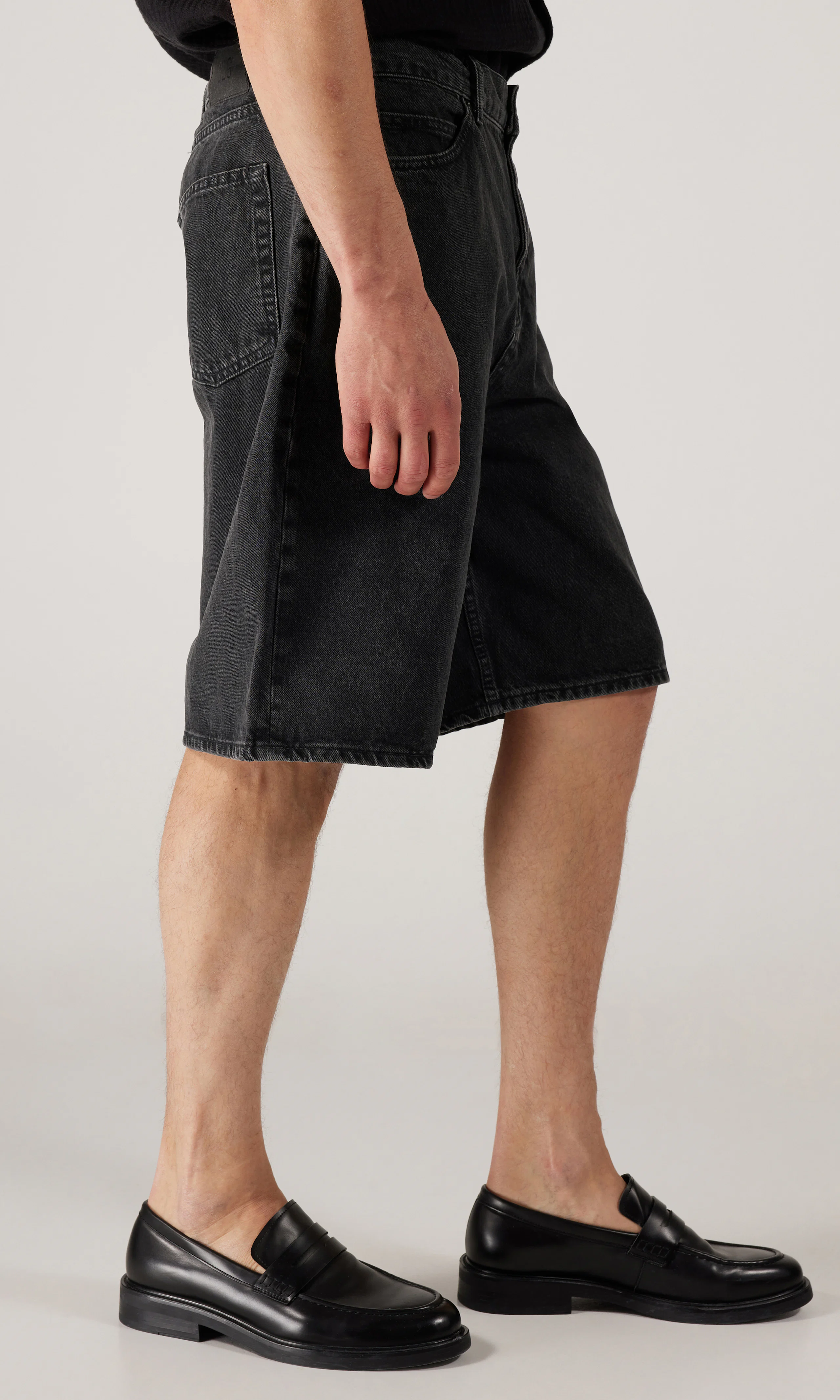 Jack Mustat Farkkushortsit. Front 2. Model.