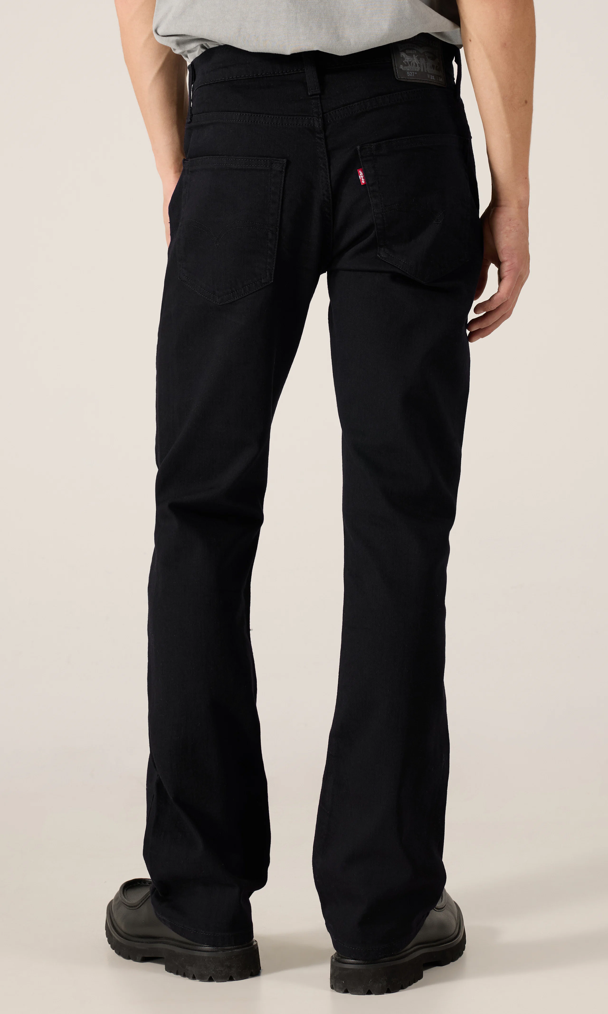 527™ Slim Bootcut Mustat Farkut. Back. Model.