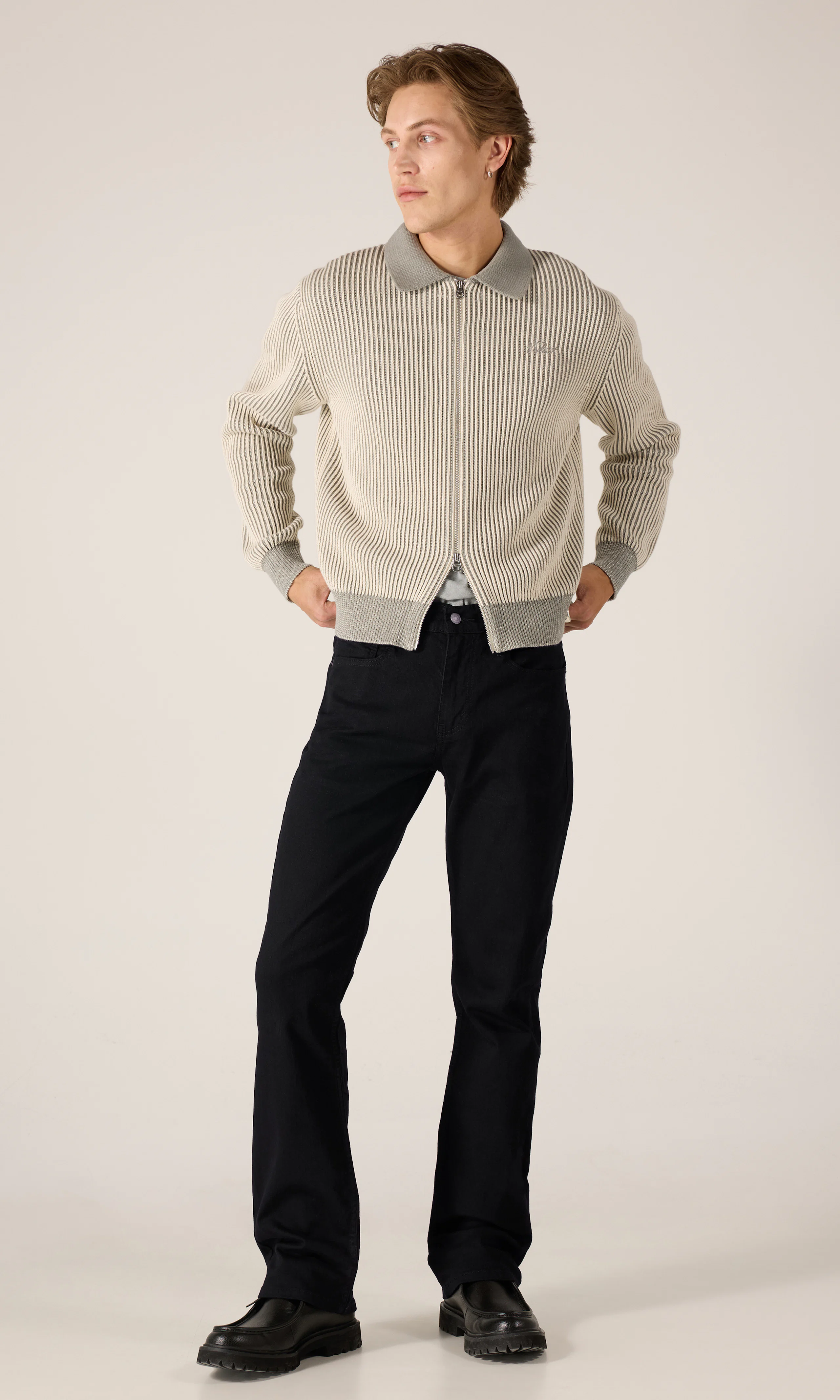 527™ Slim Bootcut Mustat Farkut. Front 1. Model.