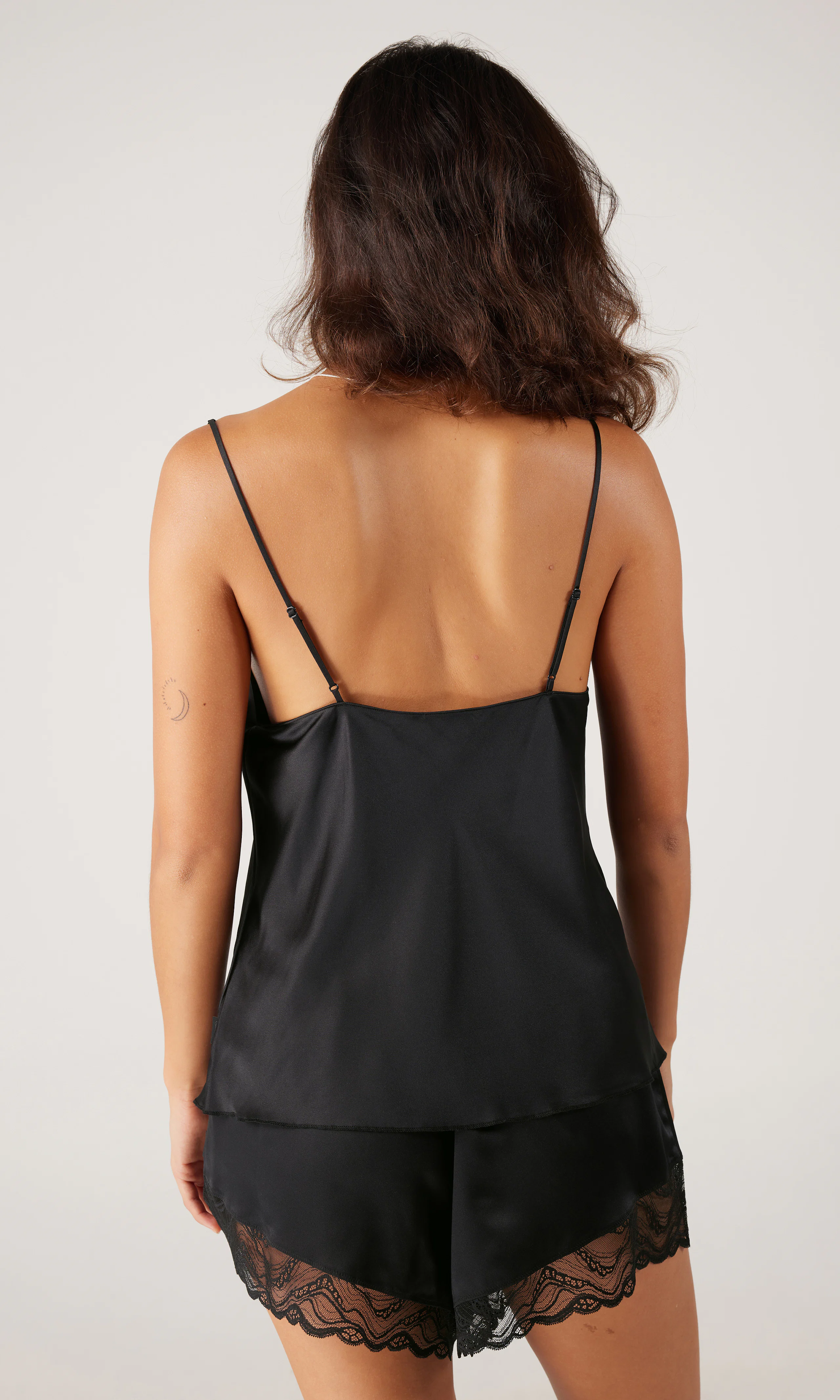 Cami Short Musta Pyjamasetti. Back. Model.