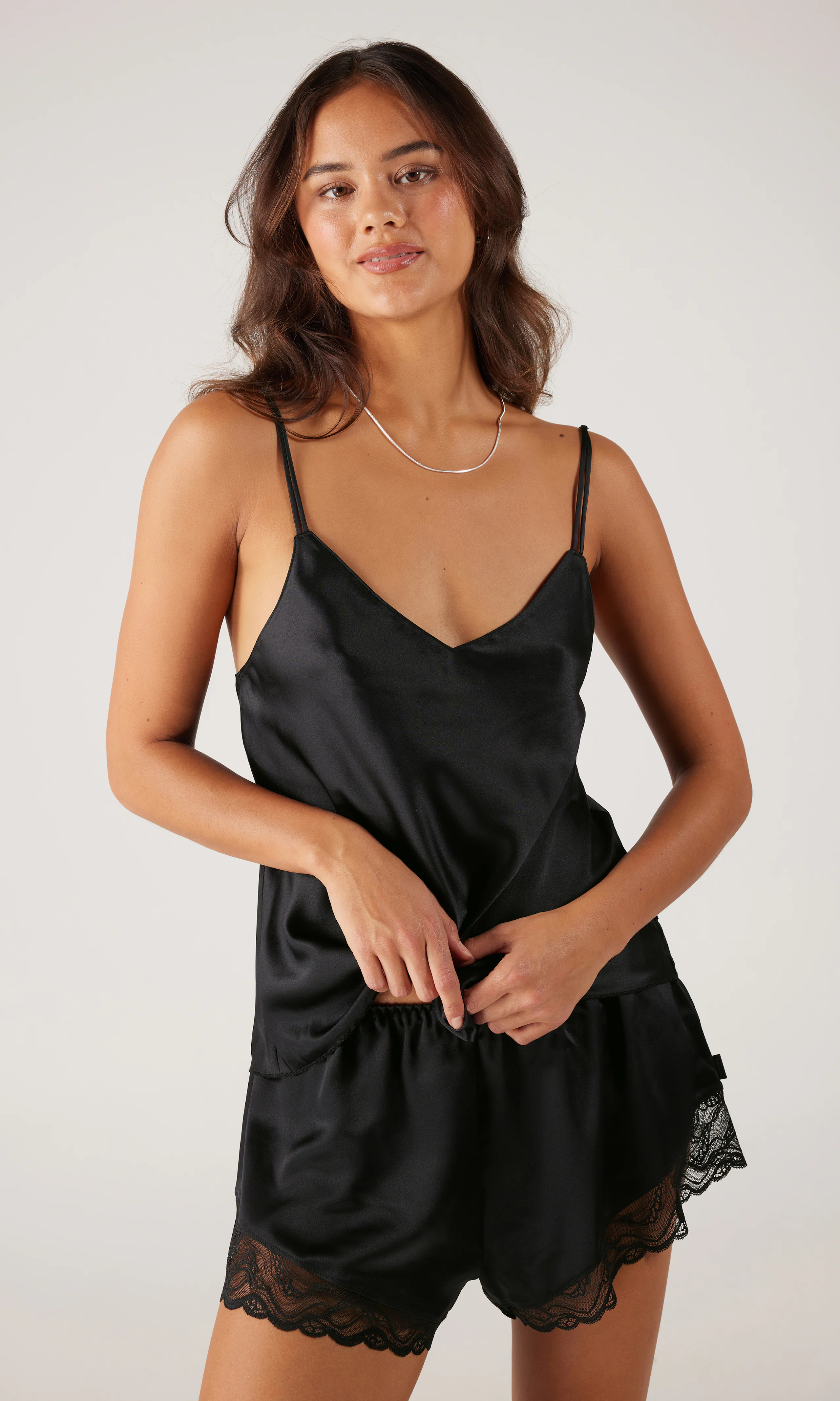Cami Short Musta Pyjamasetti. Front. Model.