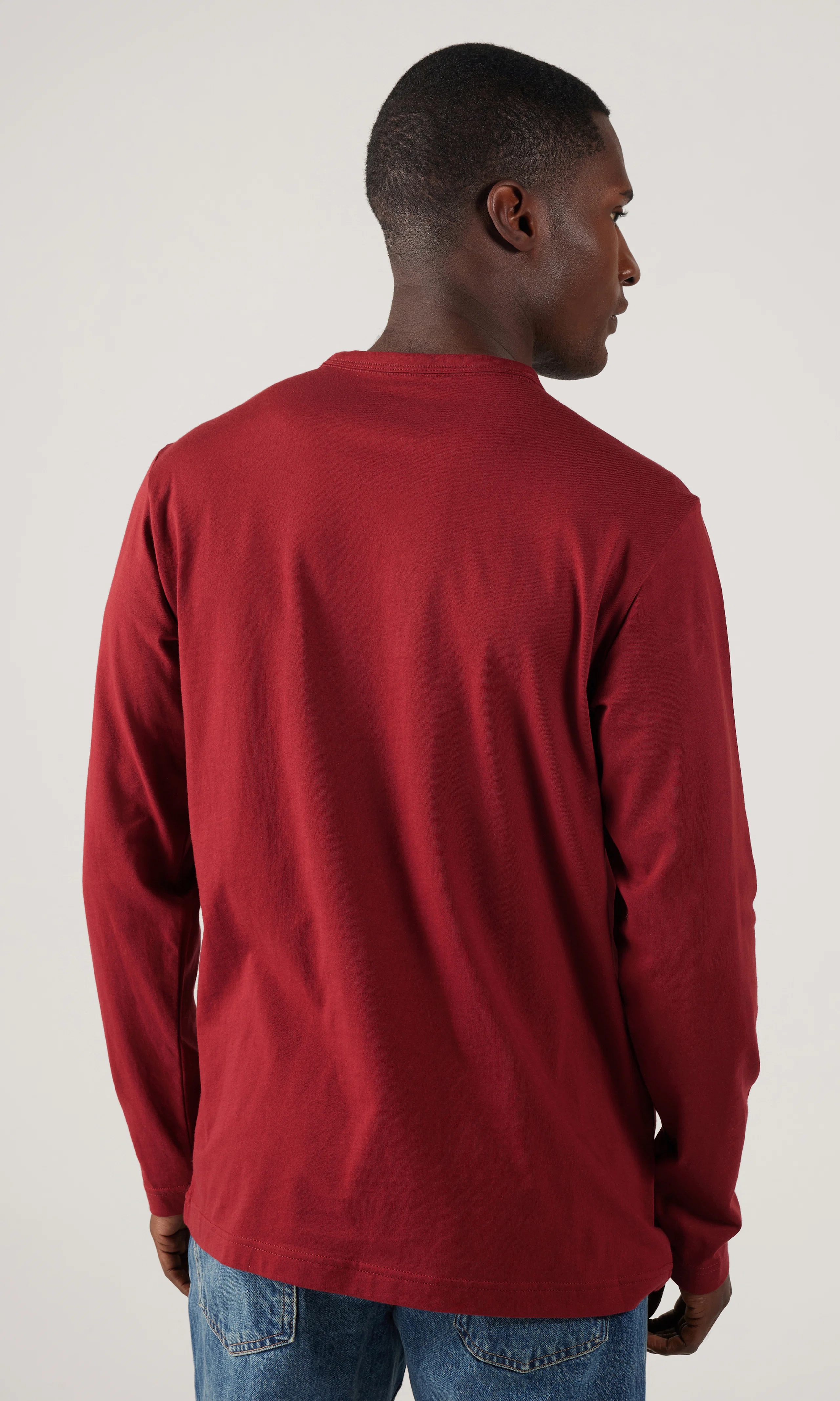 Crewneck Viininpunainen Pitkähihainen. Back. Model.
