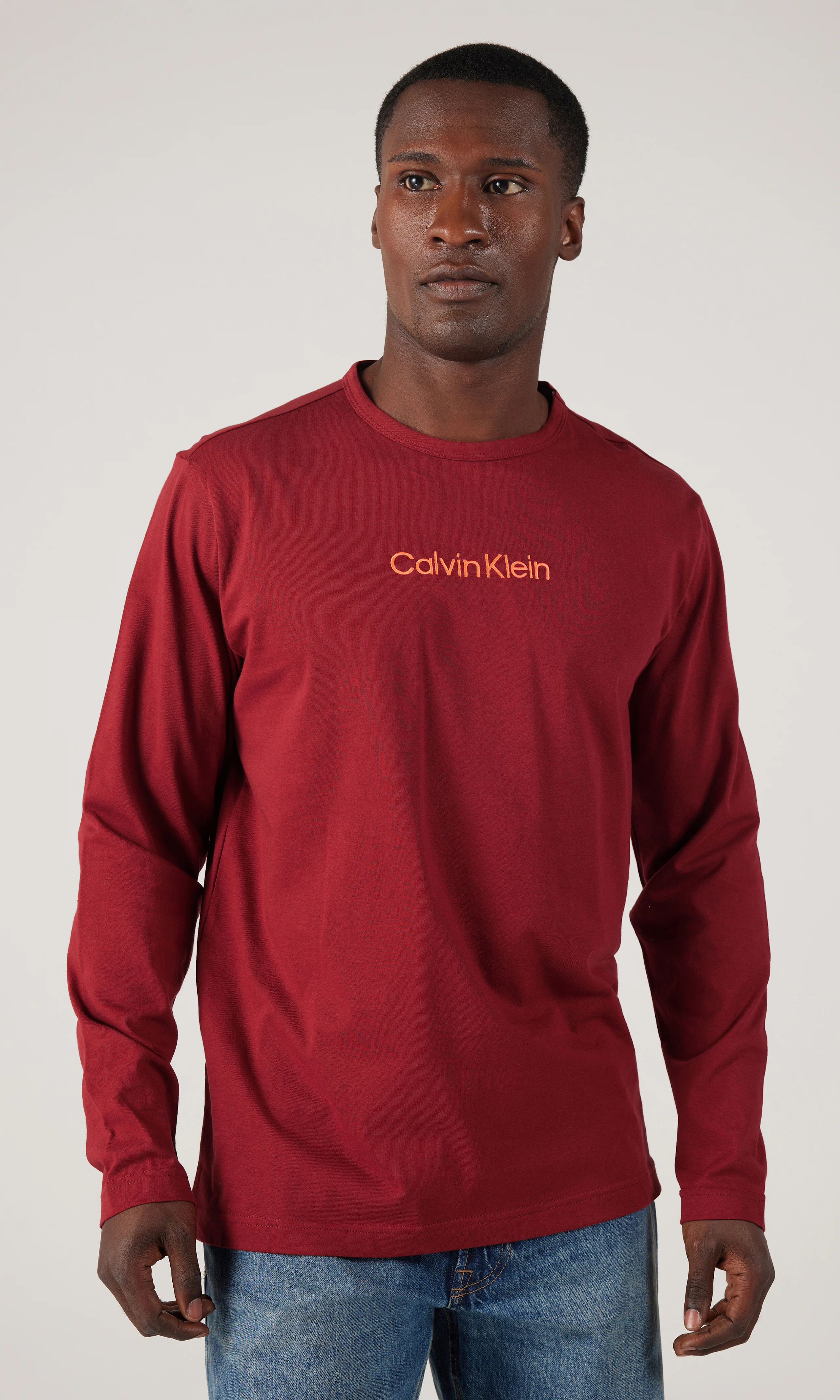 Crewneck Viininpunainen Pitkähihainen. Front. Model.