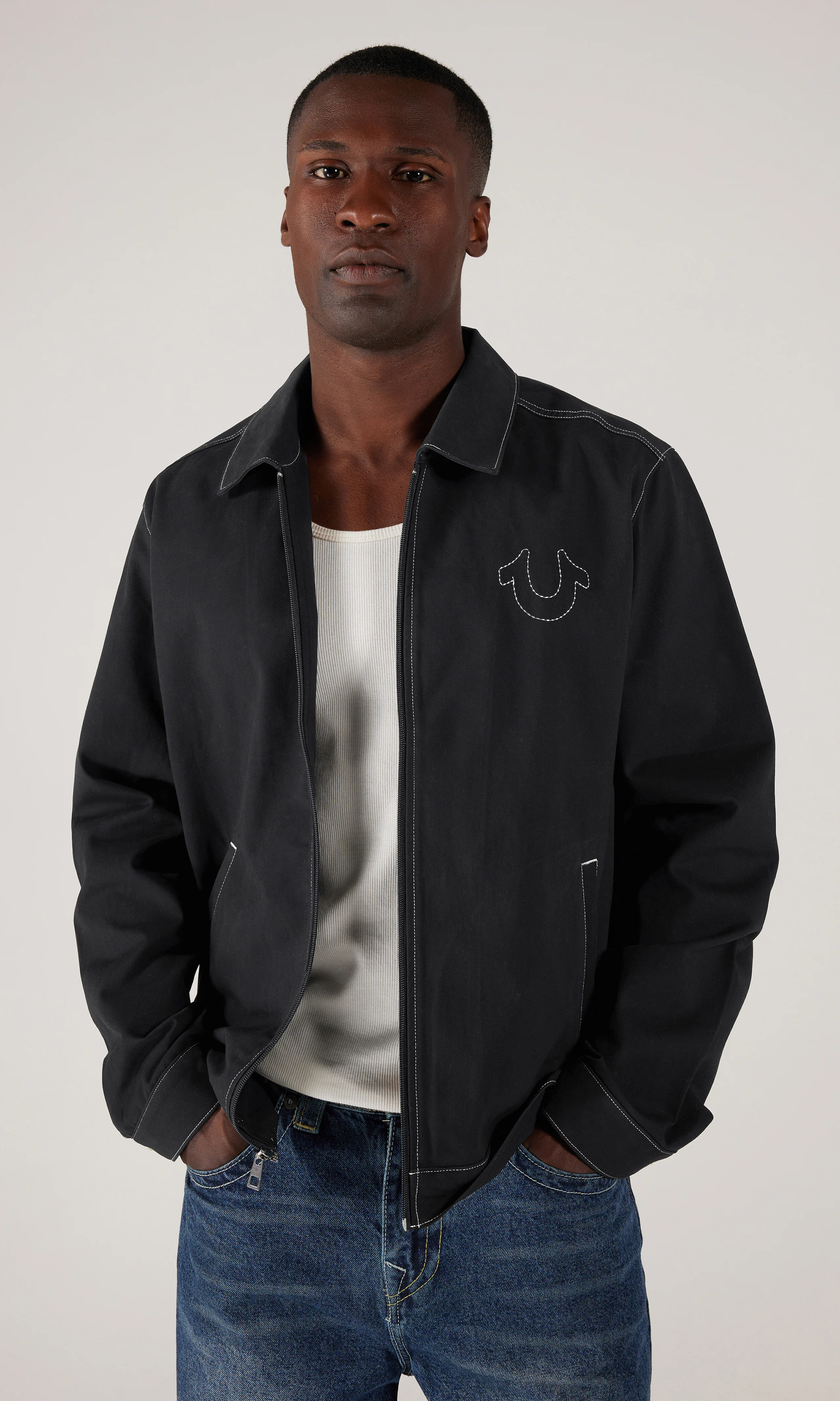 Contrast Twill Musta Takki. Front. Model.