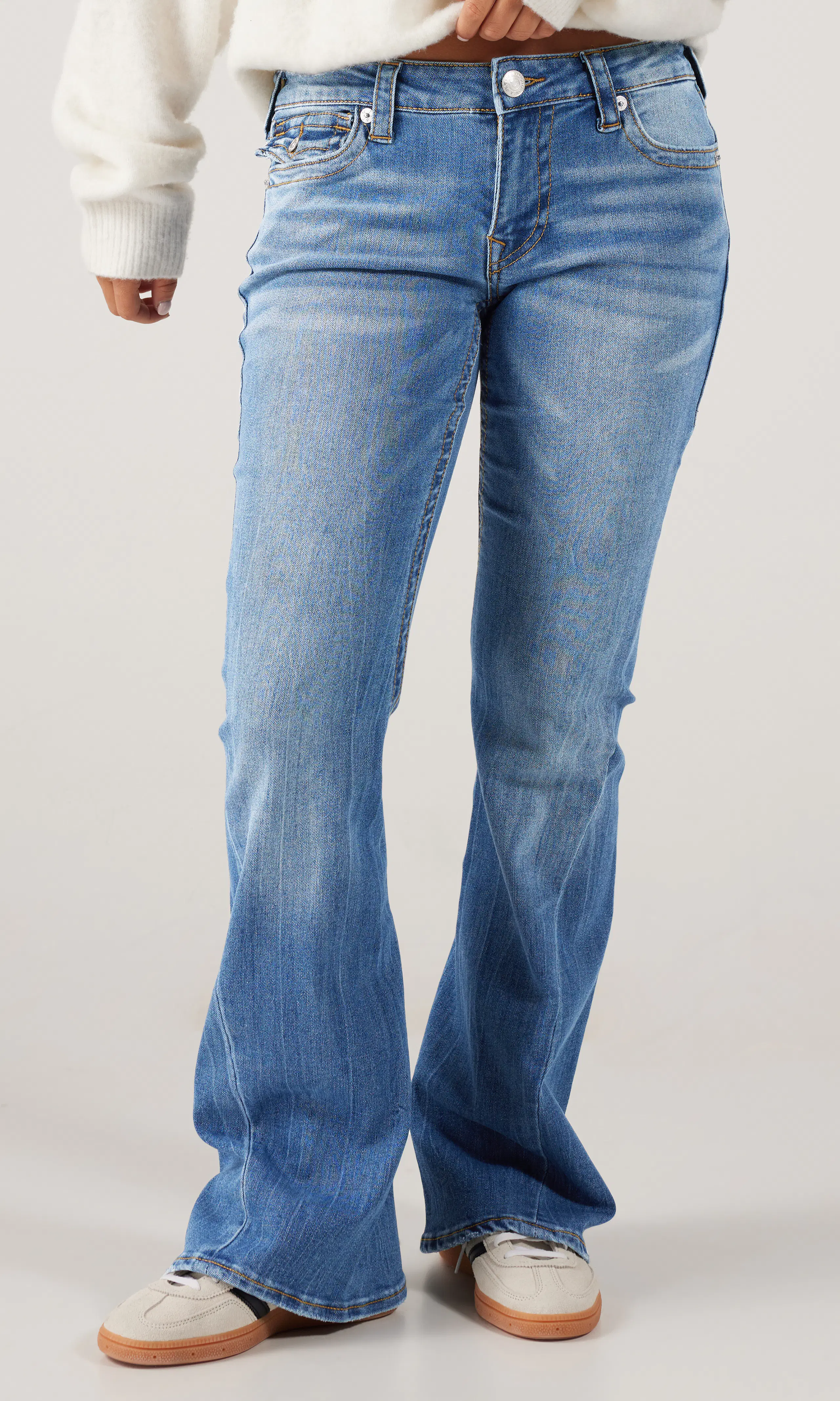 Joey Low Rise Flare Medium Blå Jeans. Front 1. Model.