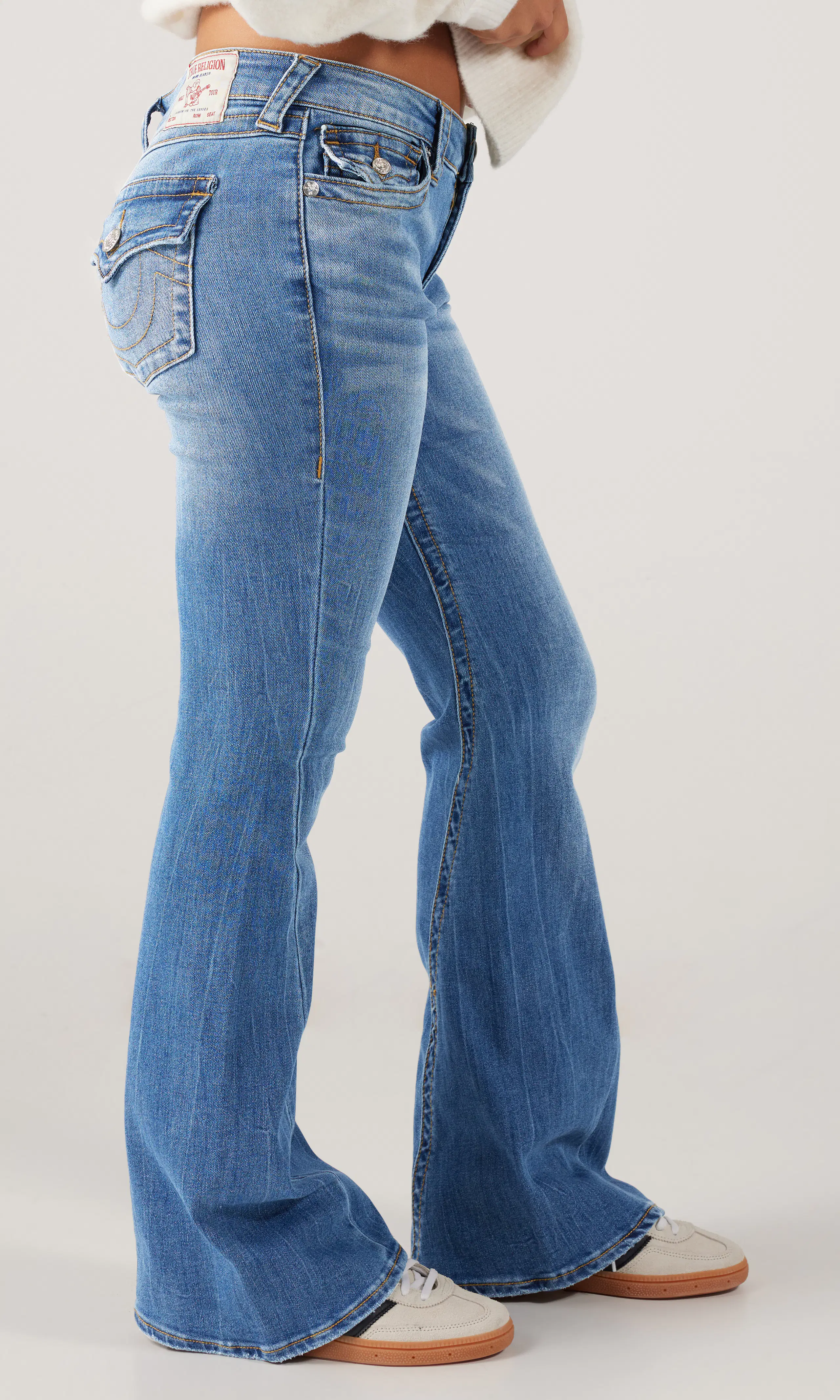 Joey Low Rise Flare Medium Blå Jeans. Front 3. Model.