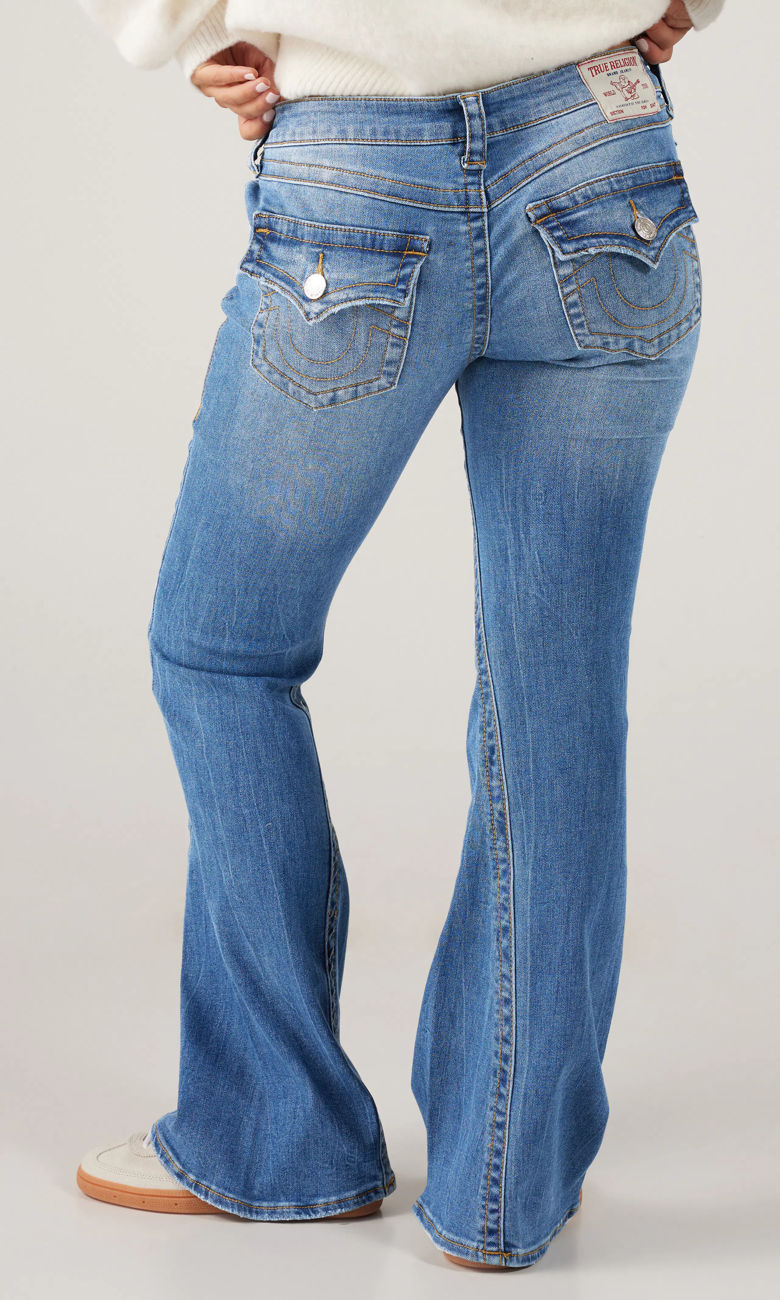 Joey Low Rise Flare Medium Blå Jeans. Front. Model.