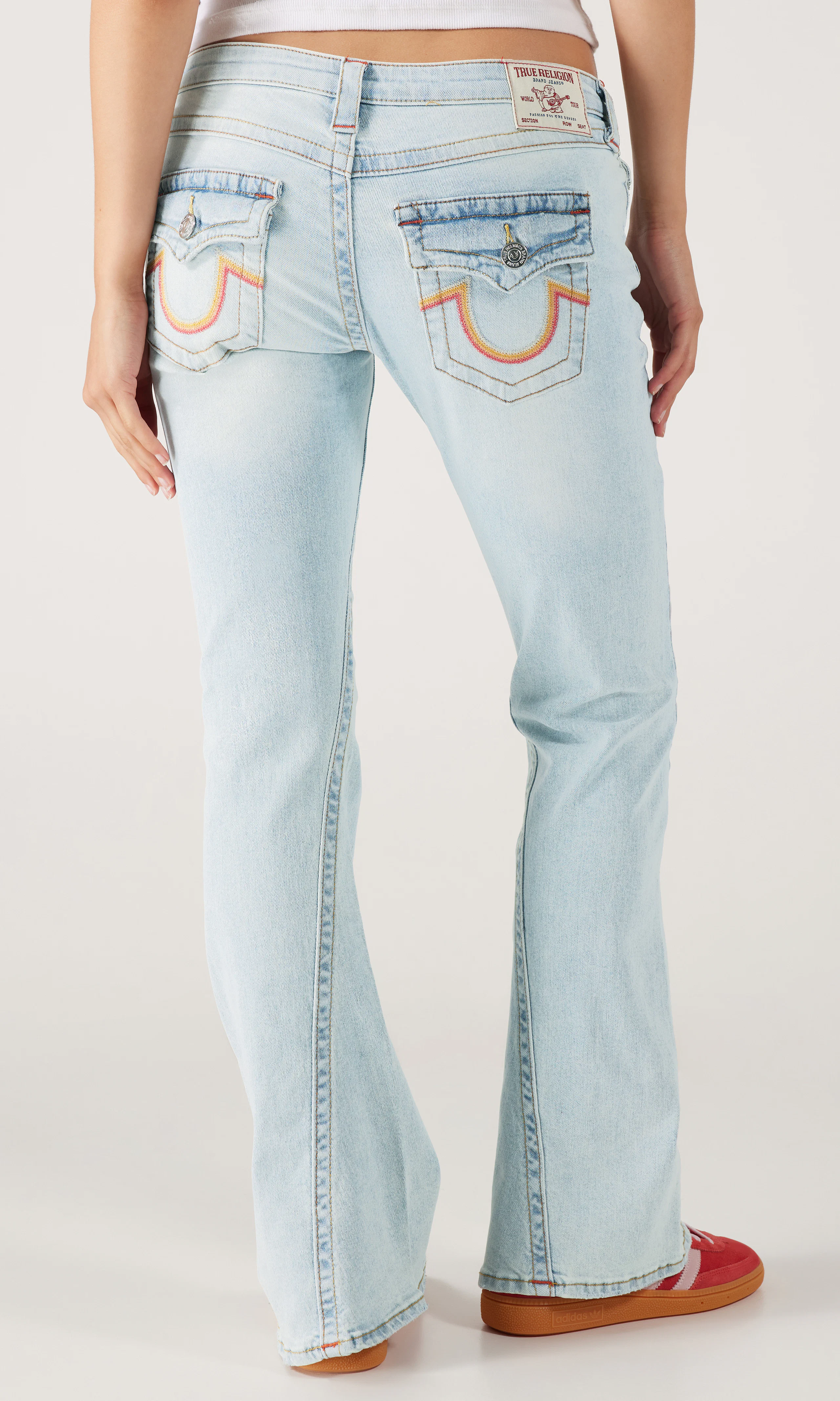 Joey Ombre Flare Lys Blå Jeans. Front. Model.